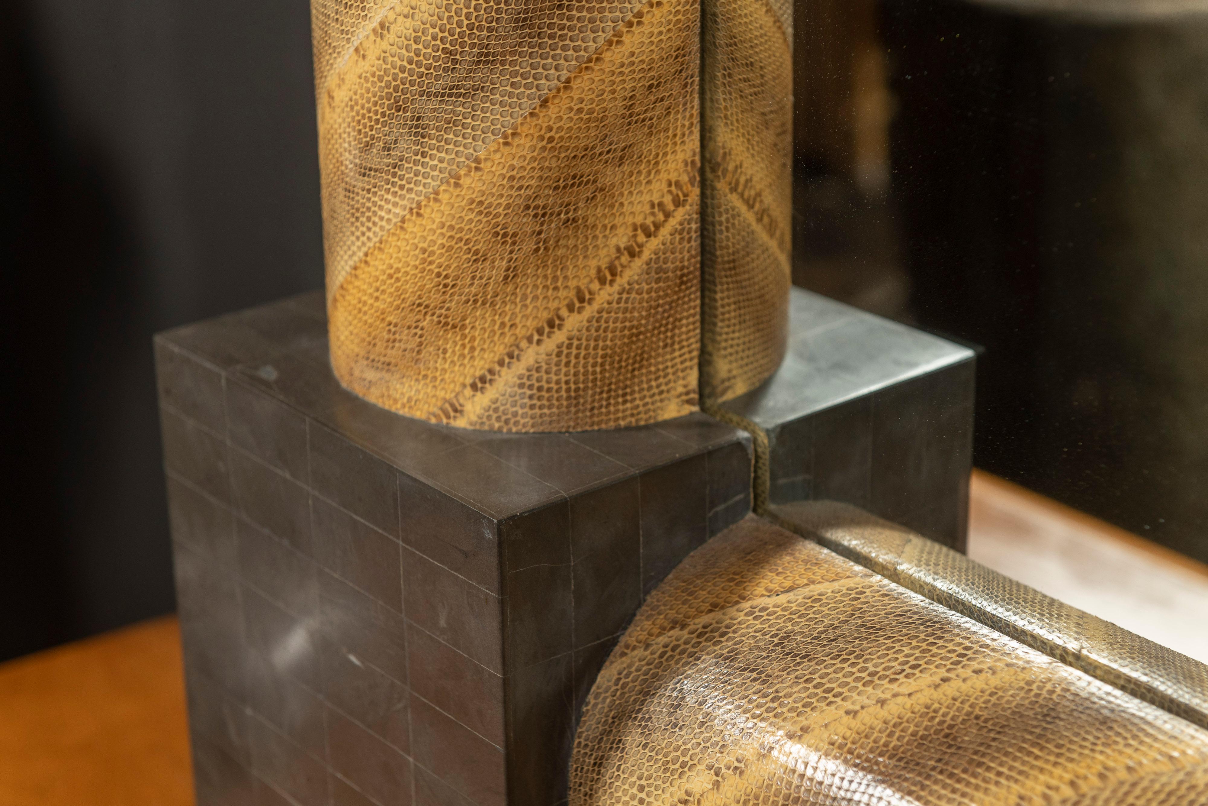 Miroir en cuir gaufré en peau de serpent dans le style de Karl Springer Bon état - En vente à San Francisco, CA