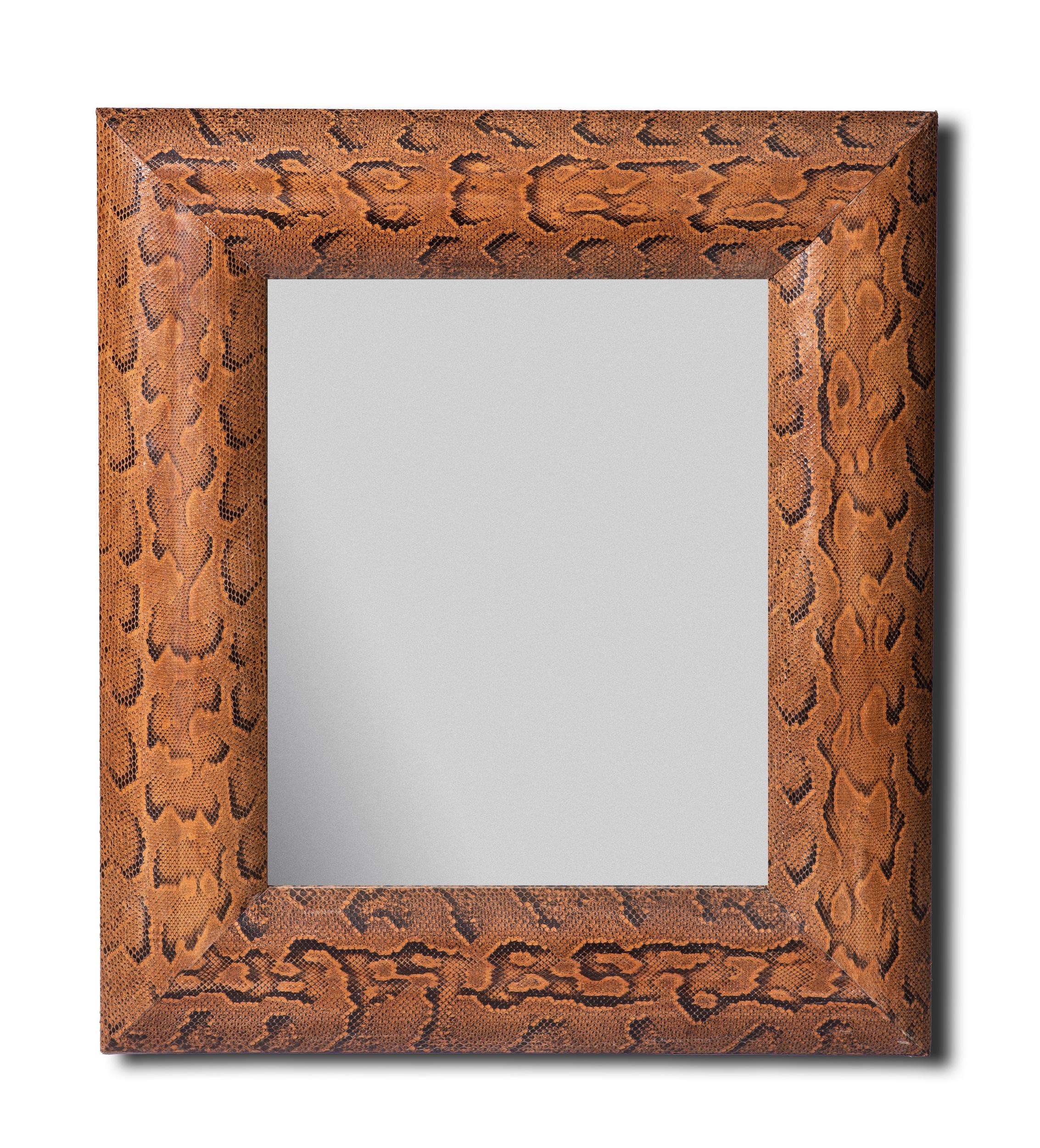 Miroir encadré en peau de python sur une âme en bois.