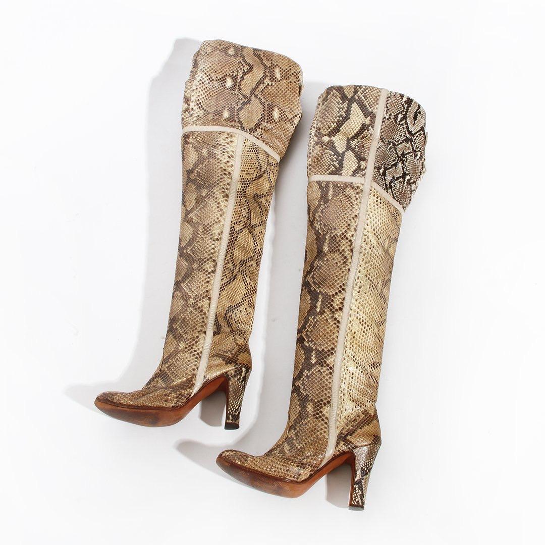 Product Details:
Snakeskin knee-high boot by Pasquale Di Fabrizio 
Tan snakeskin 
Leather trims
Round toe 
Below the knee height when folded 
Over the knee height when unfolded 
Back snap closure  
Condition: Great, wear consistent with age and use.