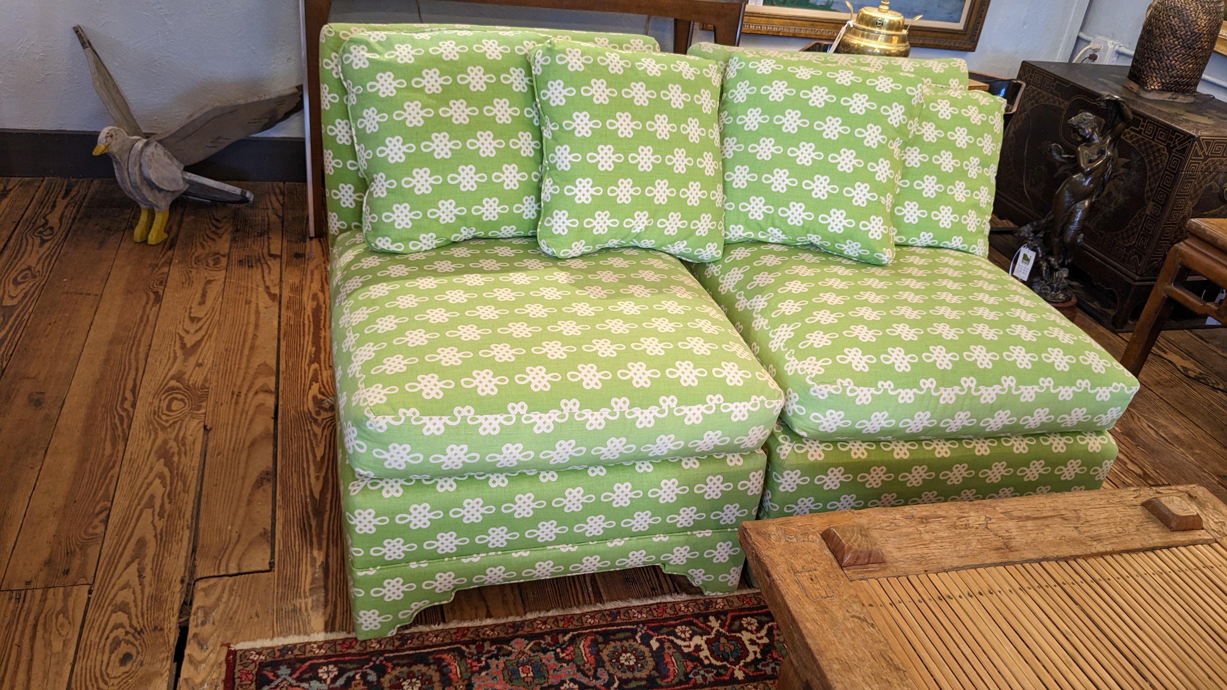 Flotte, stilvolle lindgrüne und weiße Slipper-Stühle im Zustand „Gut“ im Angebot in Hopewell, NJ