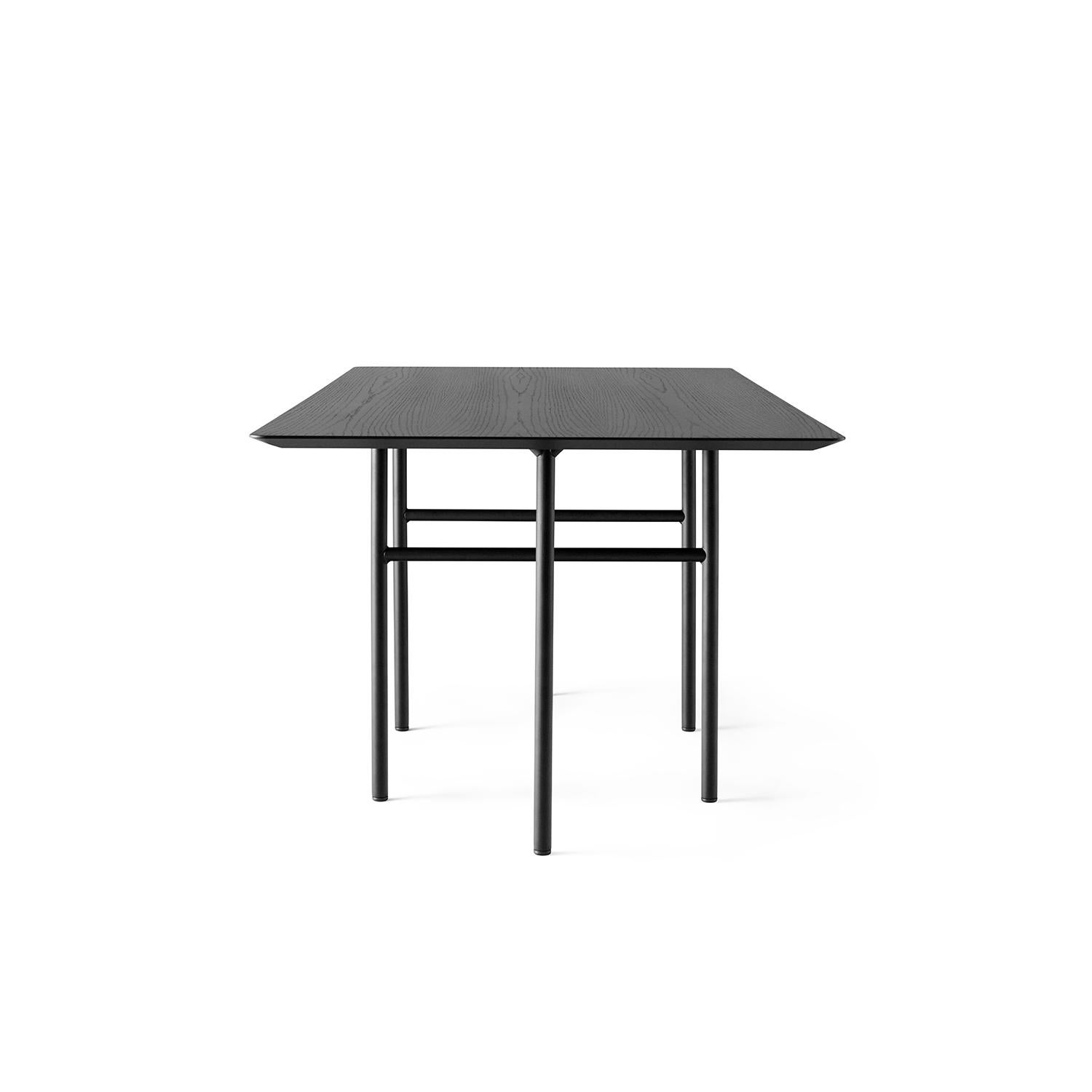 Unserer bescheidenen Meinung nach hat der Snaregade Tisch das Zeug zu einem modernen Klassiker. Seine Schönheit liegt in seinem zeitlosen Design und der perfekten Funktionalität. Seine schlanken Stützen sind so positioniert, dass sie den Platz für
