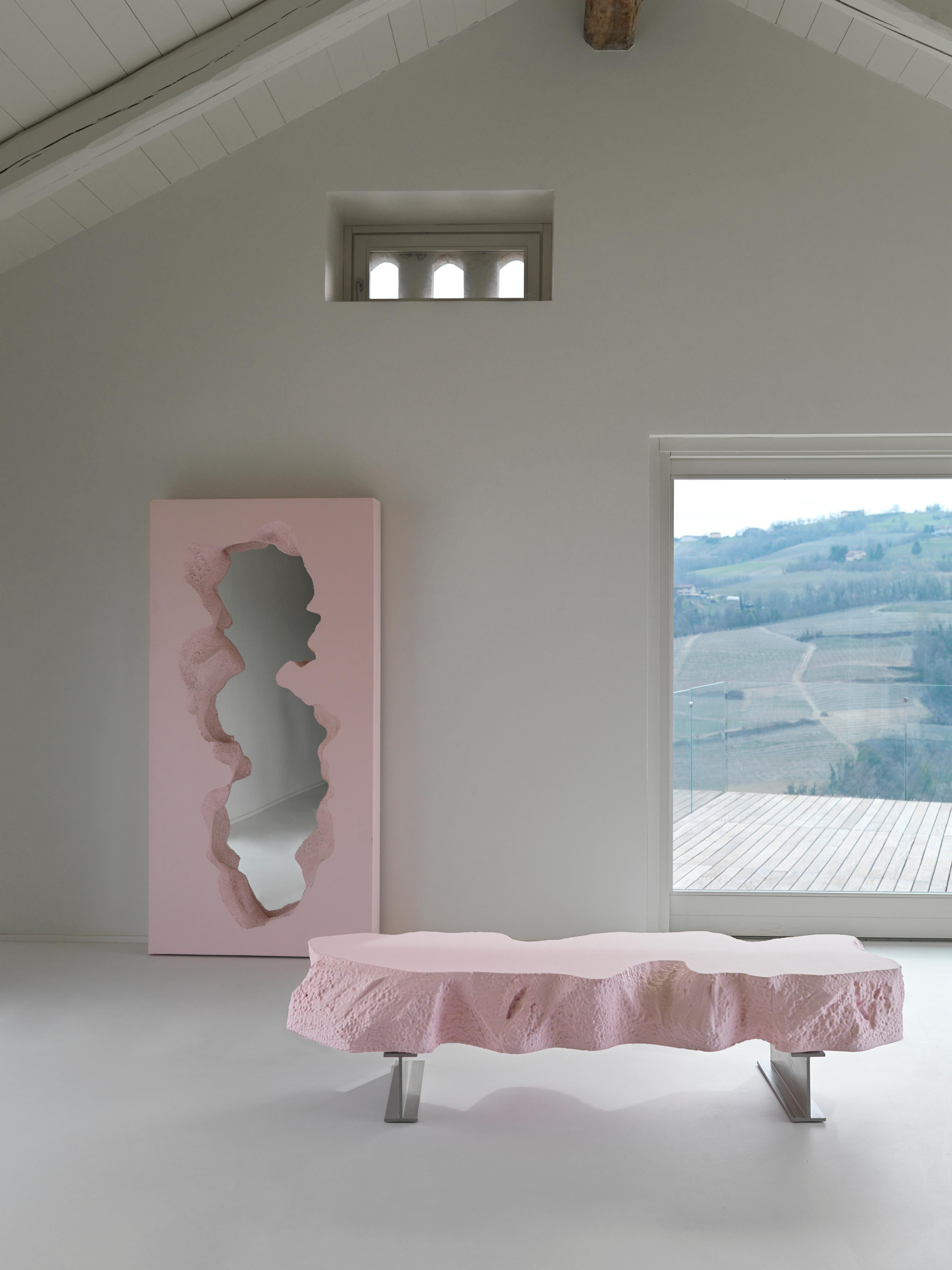 Snarkitecture [Est. 2008]
Banco roto Rosa, 2021 
Poliuretano, Guflac, aglomerado plástico 
17 x 74,75 x 27,5 pulgadas
43 x 190 x 70 cm
Edición de 33 ejemplares

La práctica de Daniel Arsham se sitúa en la intersección del arte, la arquitectura y la
