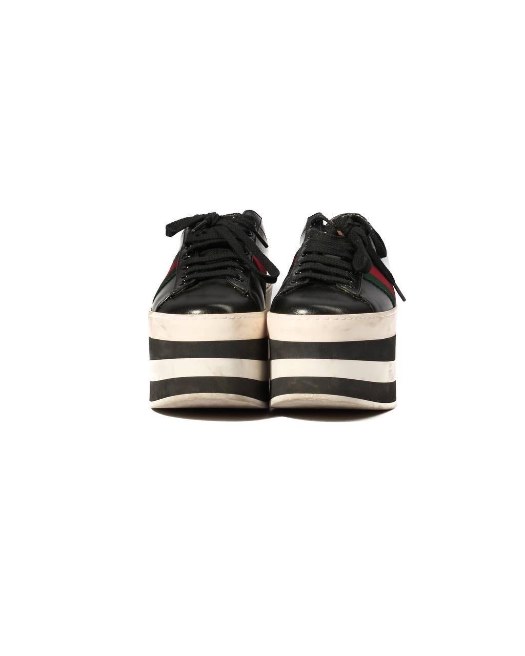Sneakers firmate Gucci, modello Peggy Other, misura 37,5 IT, realizzate in pelle liscia nera con hardware tono su tono. Diese Sneaker zeichnen sich durch ein komplettes, 8 Zentimeter hohes Obermaterial aus, das Komfort und Stil bietet. Die