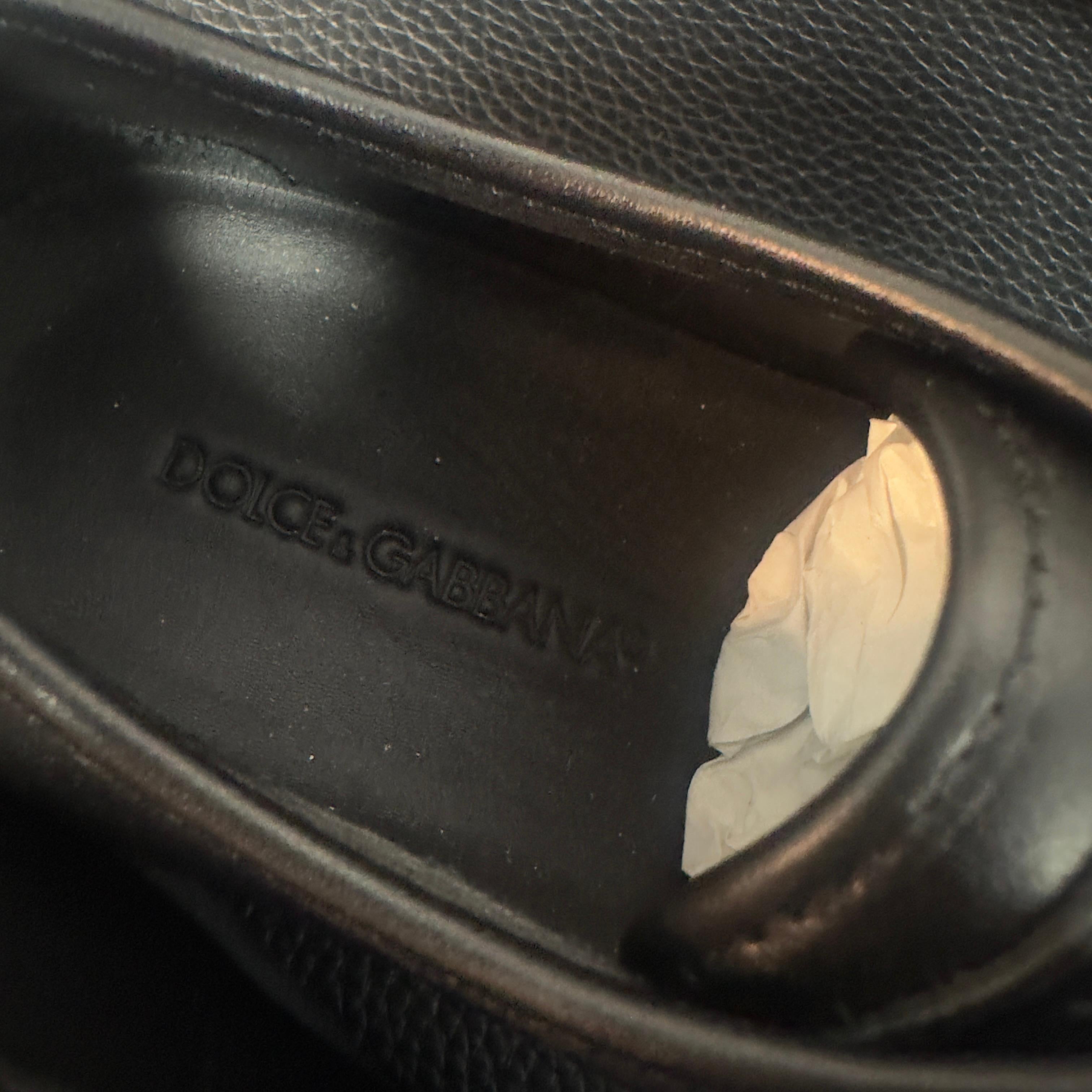 Zapatillas Dolce & Gabbana 
Número 39
Nuevo, nunca usado con caja 
Piel con ojales y cordones dorados