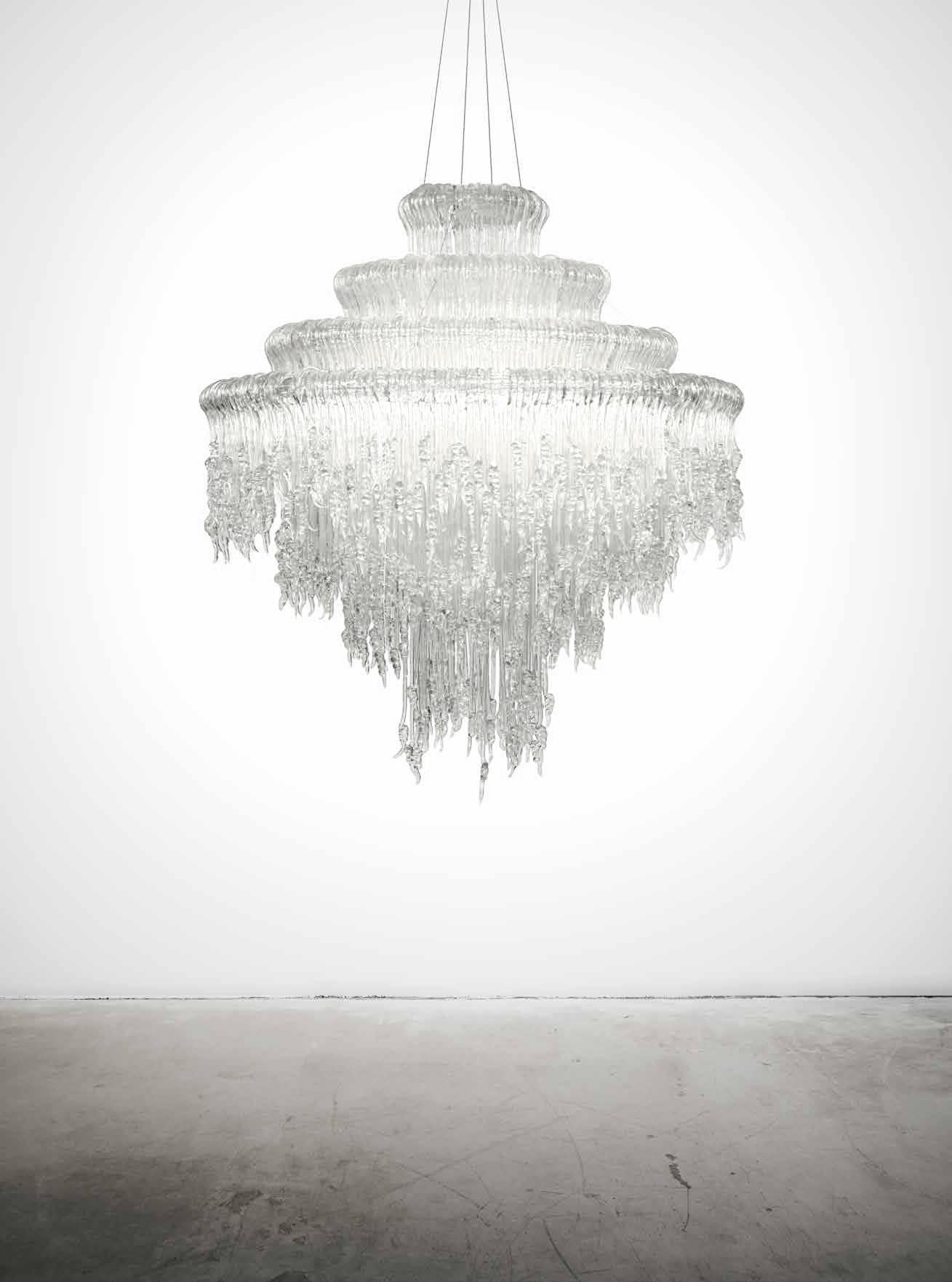 Sneeze Chandelier, handgefertigt aus Methacrylat von Jacopo Foggini.
Jedes Stück ist in Größe und Farbe individuell gestaltbar.

Jacopo Foggini, geboren in Turin, lebt und arbeitet in seiner Wahlheimat Mailand. Seit seiner Kindheit zeigte er ein