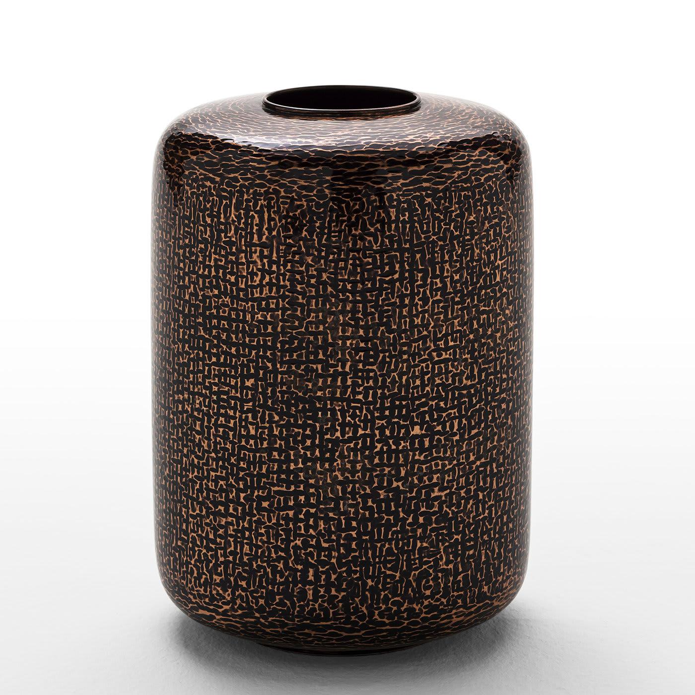 Named after its slim and straight silhouette, this exquisite vase features a cylindrical shape and an eye-catching motif created by the combination of copper and burnished varnish, that will imbue any interior with a gleaming allure.