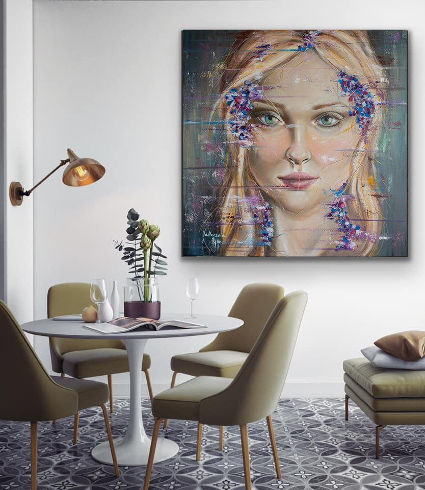 Iridescent fa parte della Motion Collection di quadri acrilici.     Si tratta di un dipinto originale su tela professionale di grandi dimensioni realizzato con pennelli e spatole e lati dipinti.  Dipinto di una donna dagli occhi azzurri e dai