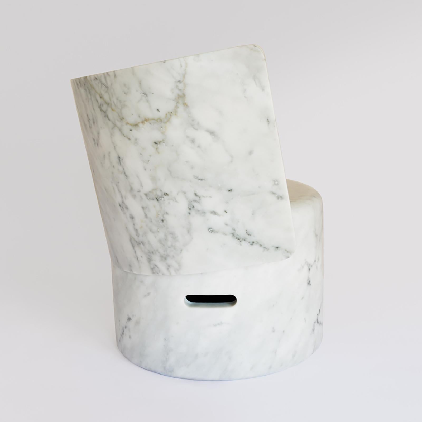 A normal slab of marble that gives the impression of yielding and bending in a gentle curve thanks to the ability and productive capacity of the company. The lines – and the combination of different stones – confer lightness of vision to the