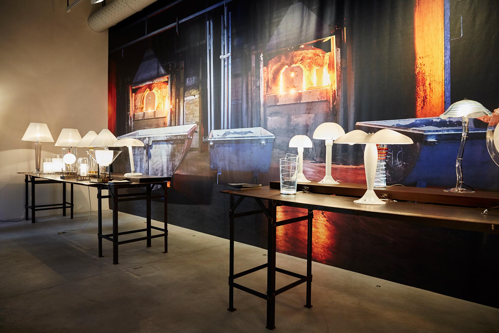 Lampe de bureau contemporaine en verre de Murano blanc laiteux Snodo Carlo Moretti Neuf - En vente à New York, NY