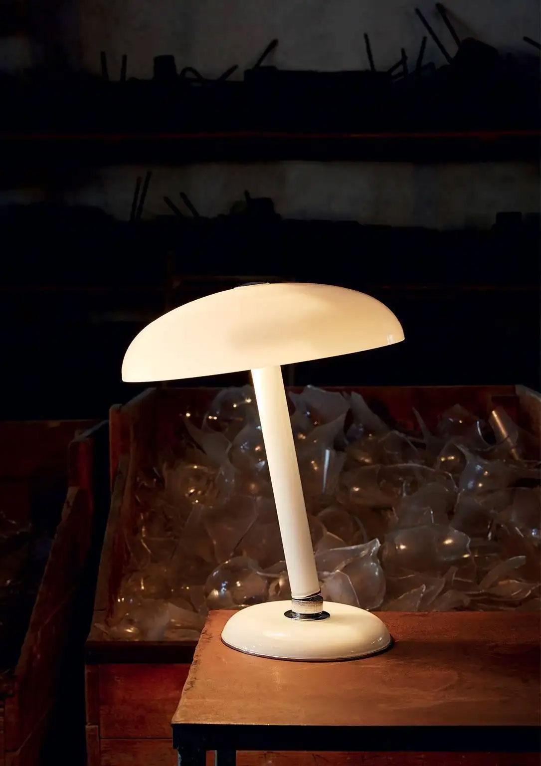 italien Snodo Lampe de table contemporaine en verre de Murano blanc laiteux Carlo Moretti en vente
