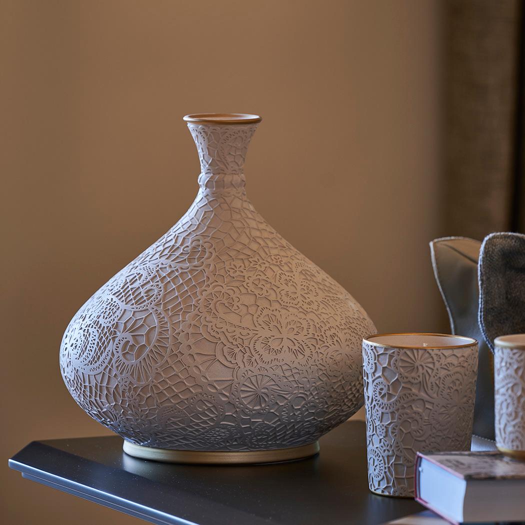 Step into the captivating world of art in your home with Esma Dereboy's lidded bowls. Each piece is meticulously designed and crafted, allowing you to create a unique style in your living space. Enhance your home decor with these objects that carry
