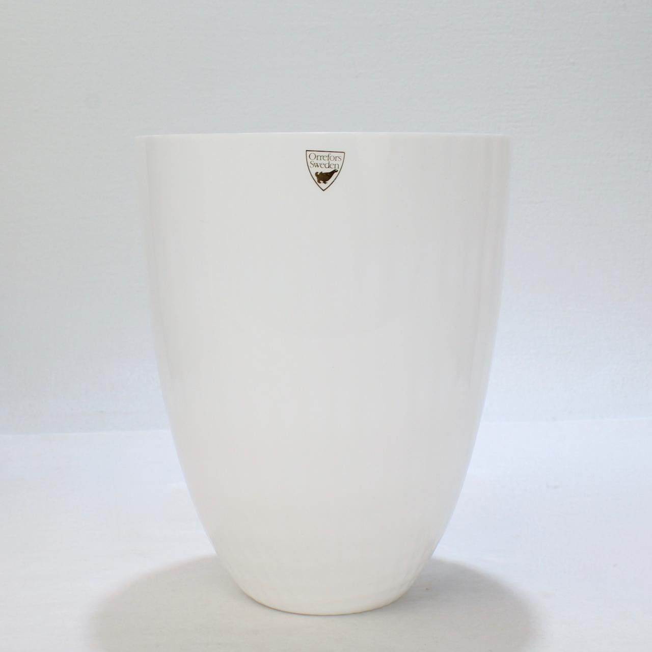 Snöljus Snowlight Weiße Kunstglasvase von Ingegerd Råman für Orrefors (Moderne) im Angebot