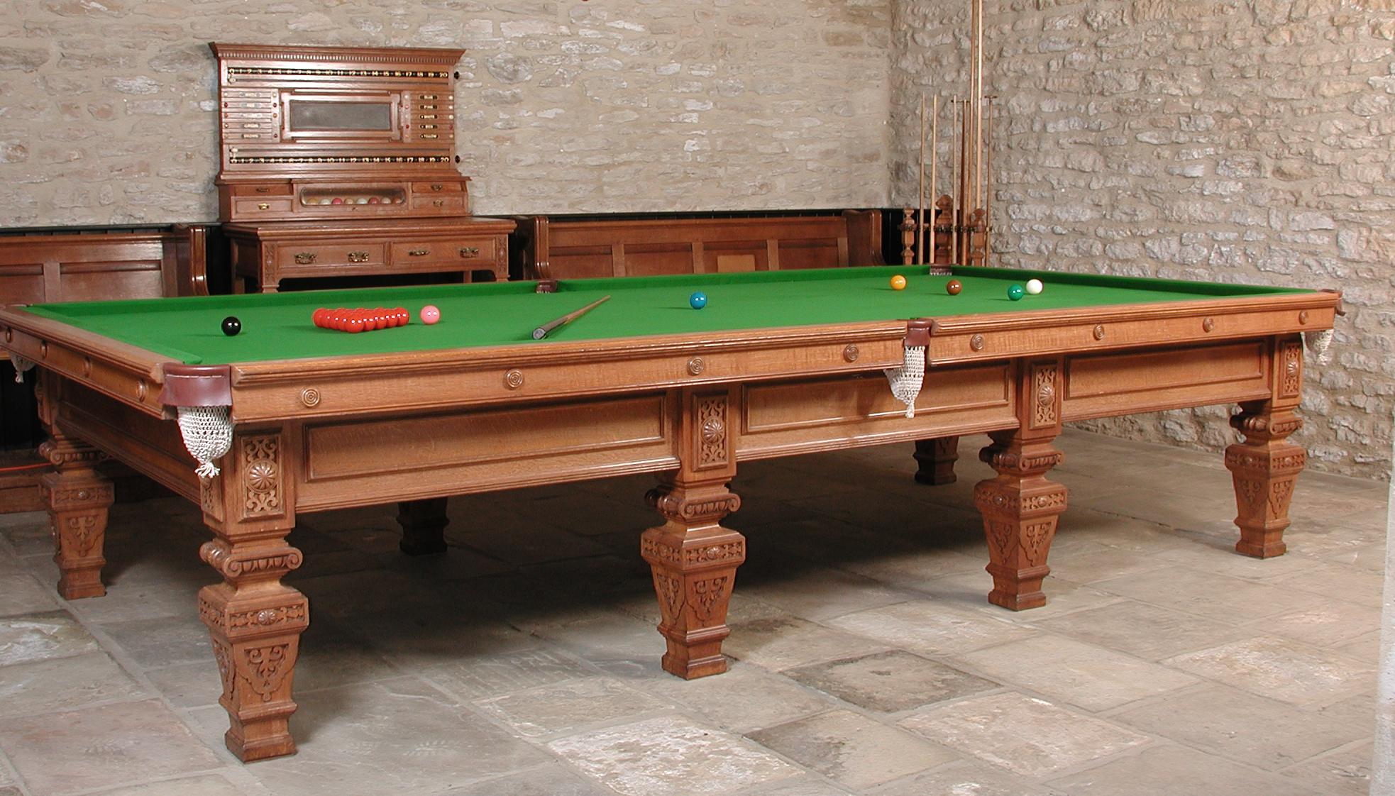 KOSTENLOSER VERSAND IN GROSSBRITANNIEN UND EUROPA
Dieser antike Billard- oder Snookertisch in voller Größe, gefertigt aus massiver englischer Eiche um 1890, besticht durch seine exquisiten Details. Er steht stolz auf acht fein geschnitzten