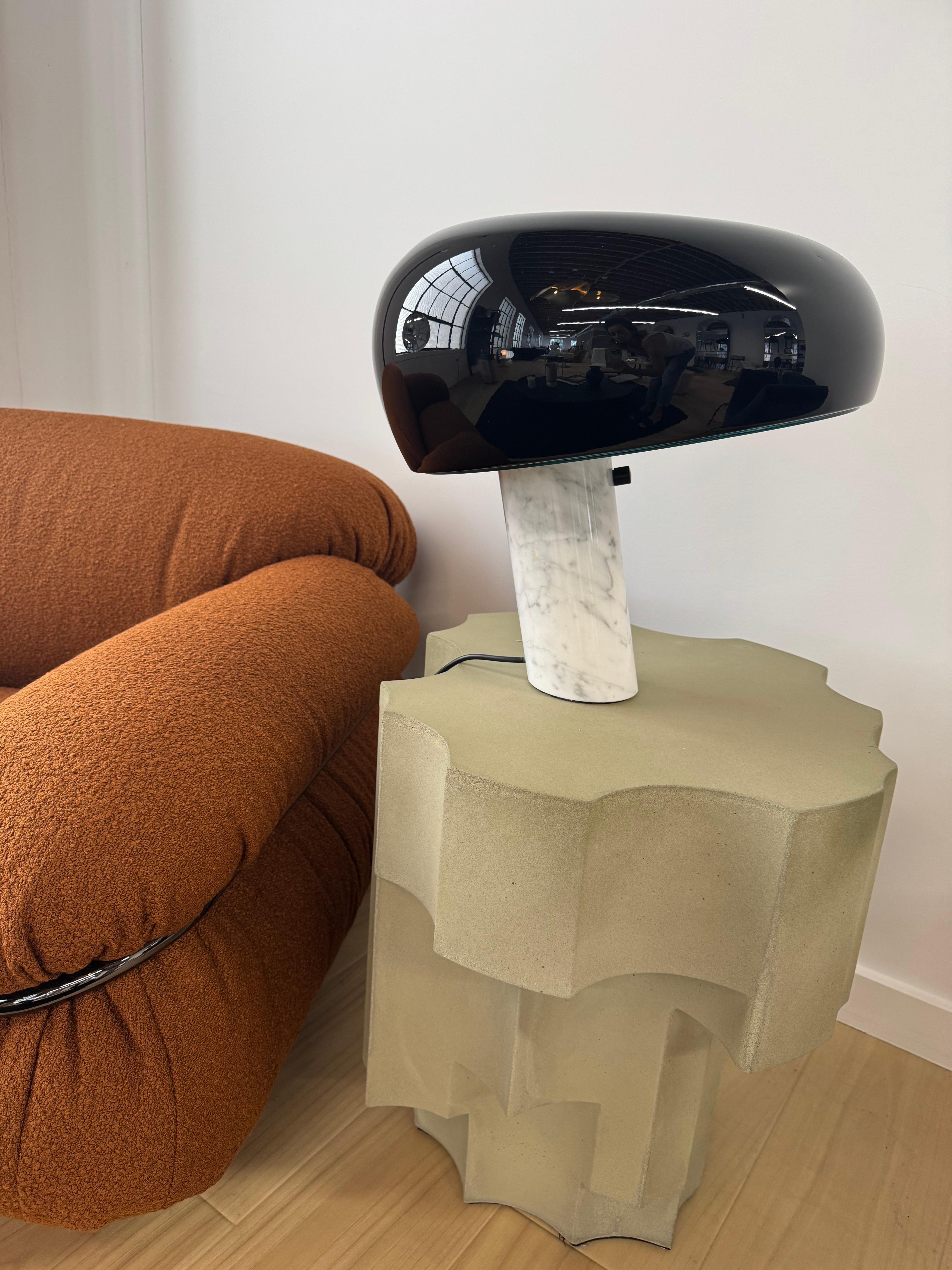 Snoopy
Designed by Achille and Pier Giacomo Castiglioni, 1967
Table lamp giving direct light with enamelled metal reflector and white Carrara's marble base. It was designed by Achille e Pier Giacomo Castiglioni in 1967.

Power (W) 100
Forward