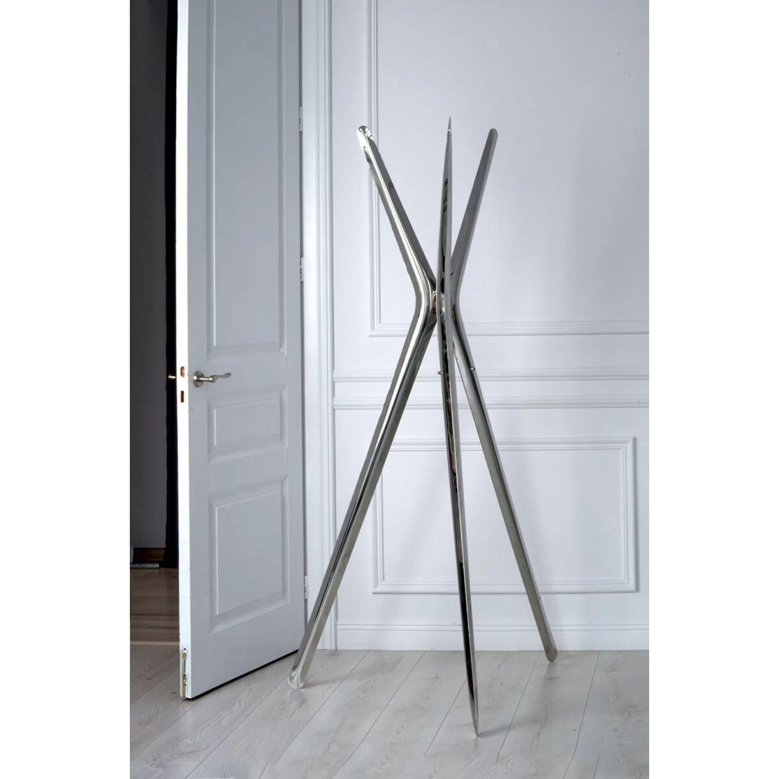 Snopek Hanger by Zieta
Dimensions: Ø 88 x H 173 cm.
Materials: Polished stainless steel.

SNOPEK—a three-legged standing hanger that intriguingly enriches interiors. It’s a practical coat rack and modern sculptural accent in the space at the same