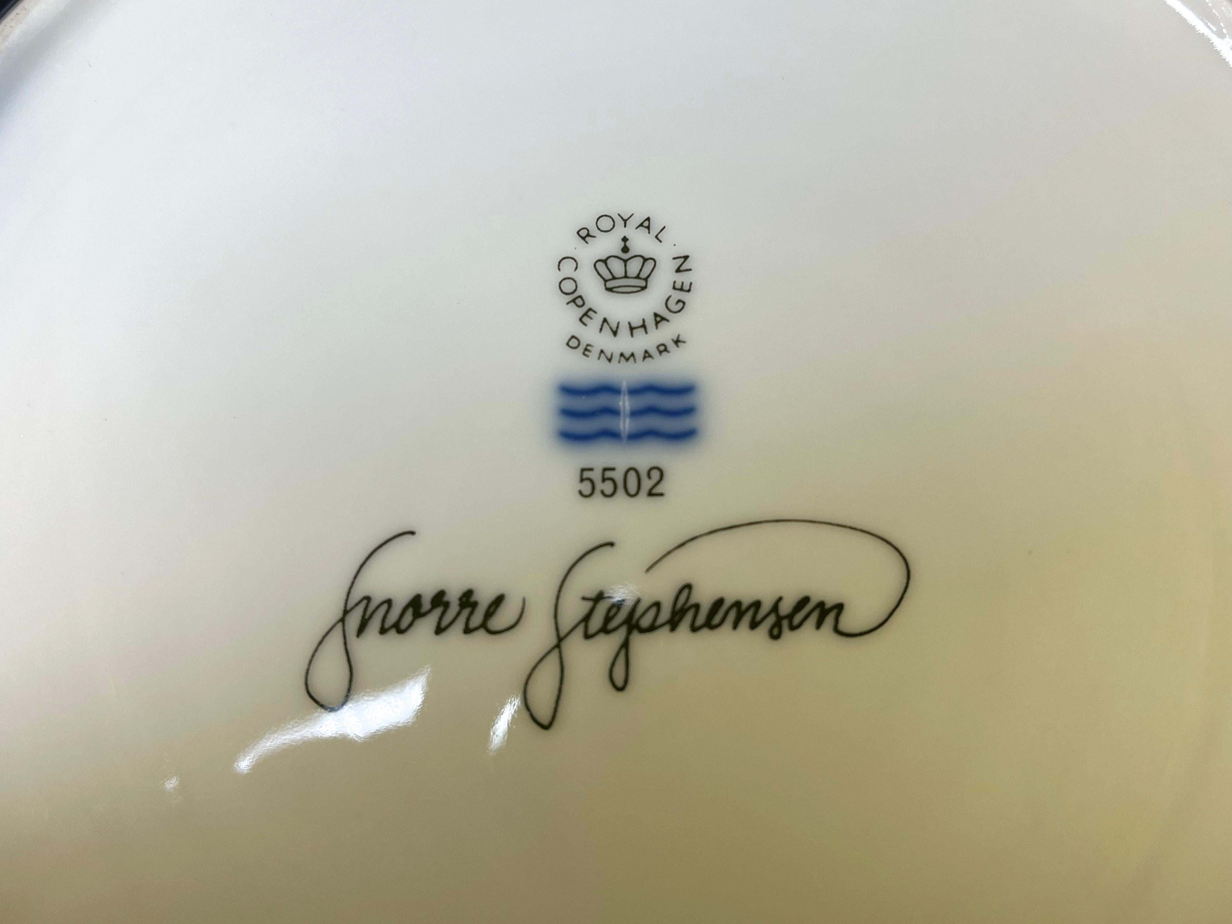 XX secolo Snorre Læssøe Stephensen per Royal Copenhagen Piatto in porcellana con uccelli blu notte in vendita