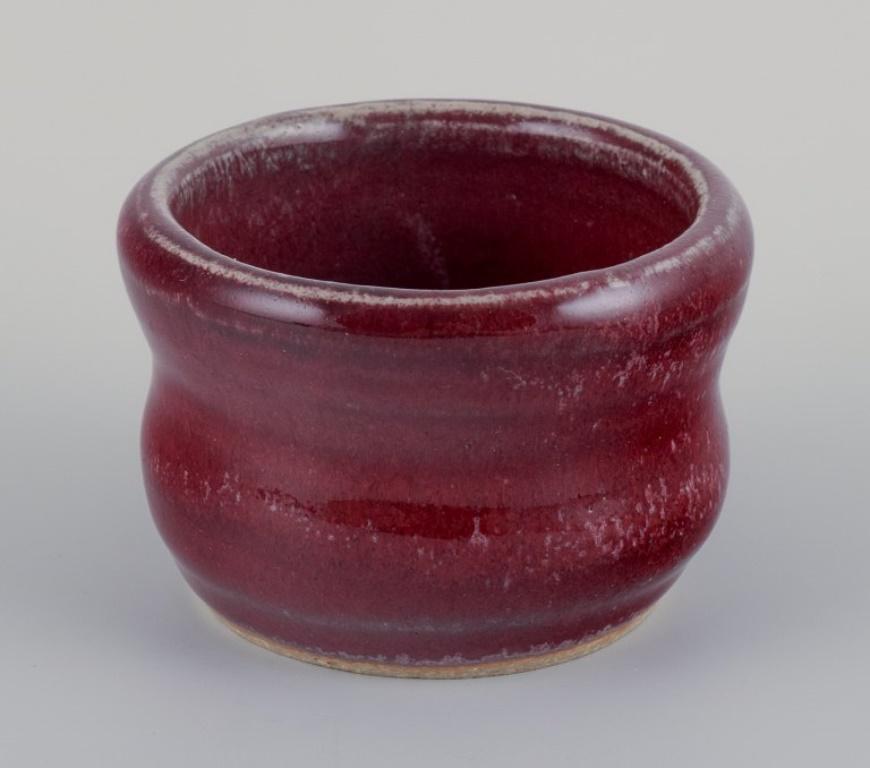 Snorre Stephensen, own workshop, unique ceramic bowl in oxblood glaze.
Approx. 1980s.
In perfect condition.
Signed.
Dimensions: D 8.0 x H 5.5 cm.