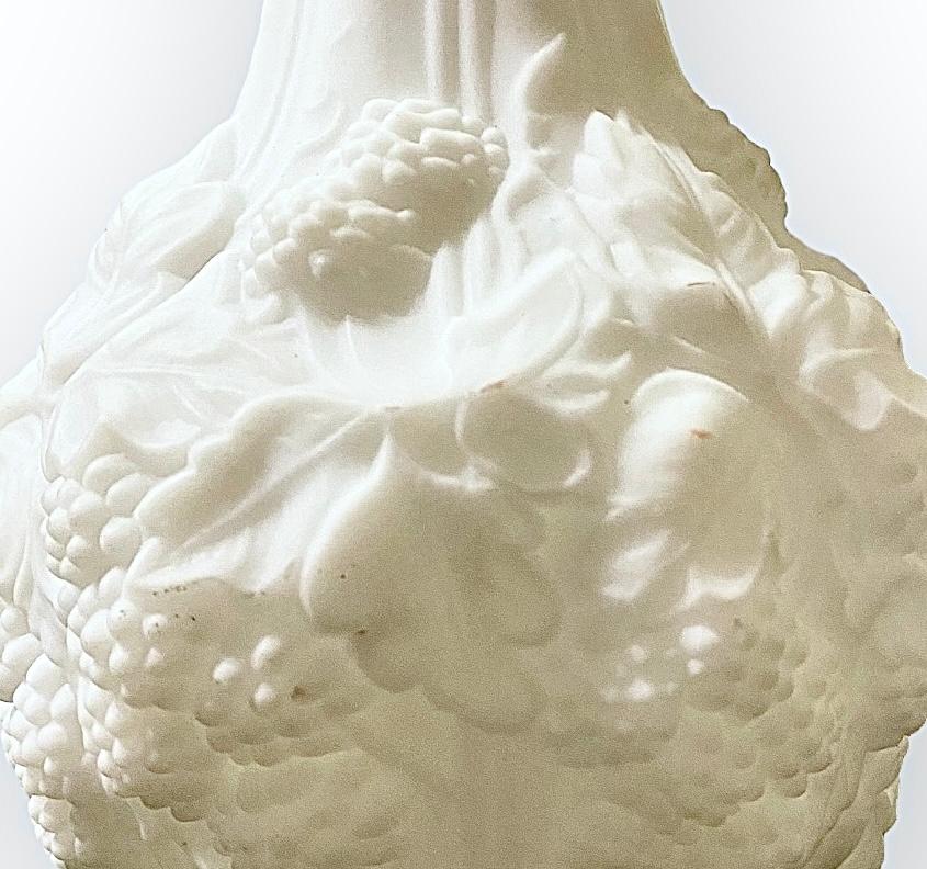Neve Vaso antico del XIX secolo in ceramica parigina bianca con bacche e foglie in vendita 2