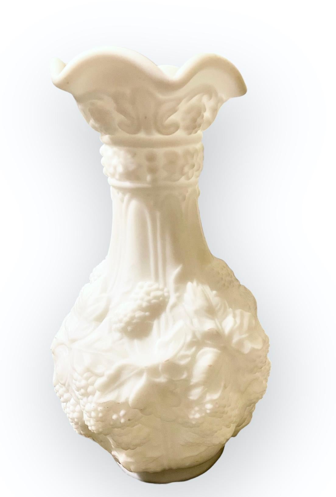 Neve Vaso antico del XIX secolo in ceramica parigina bianca con bacche e foglie in vendita 4