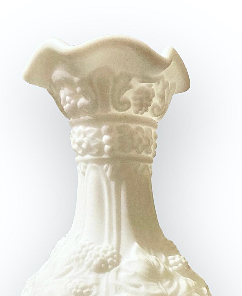 Neve Vaso antico del XIX secolo in ceramica parigina bianca con bacche e foglie in vendita 5