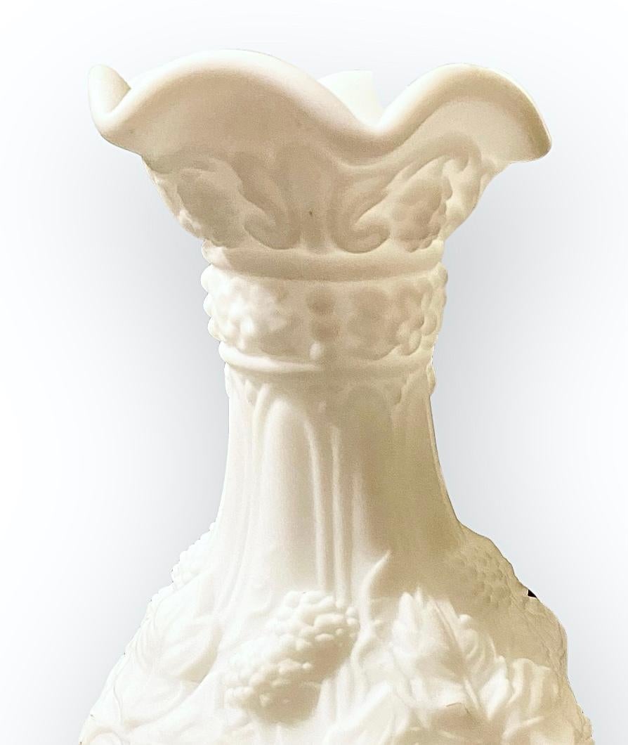 Neve Vaso antico del XIX secolo in ceramica parigina bianca con bacche e foglie in vendita 6