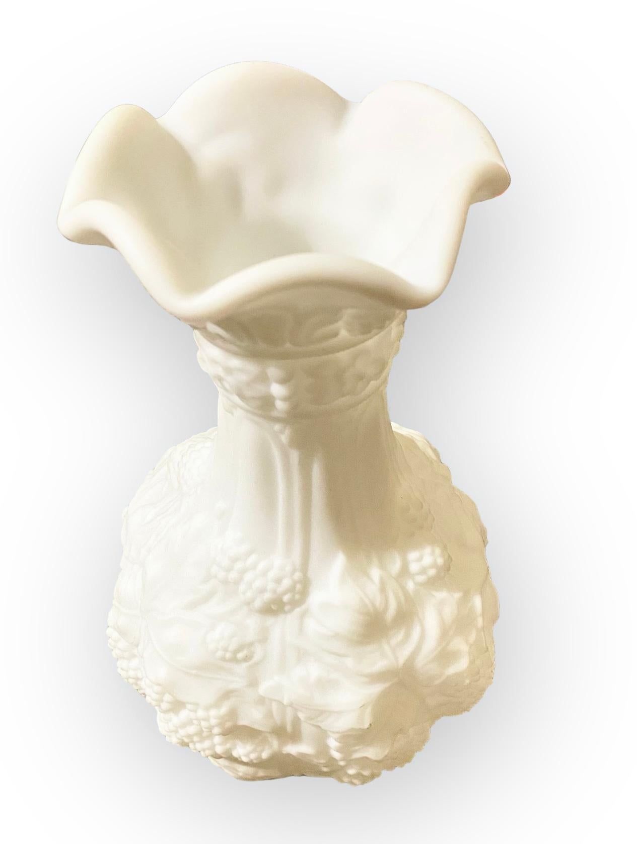 Vaso in ceramica parigina di colore bianco candido, decorato con grappoli di bacche, foglie e archi con un collo increspato.
Si tratta di un vaso mozzafiato, adorabile e femminile.
La Parian ware è un tipo di porcellana biscuit che imita il marmo. È