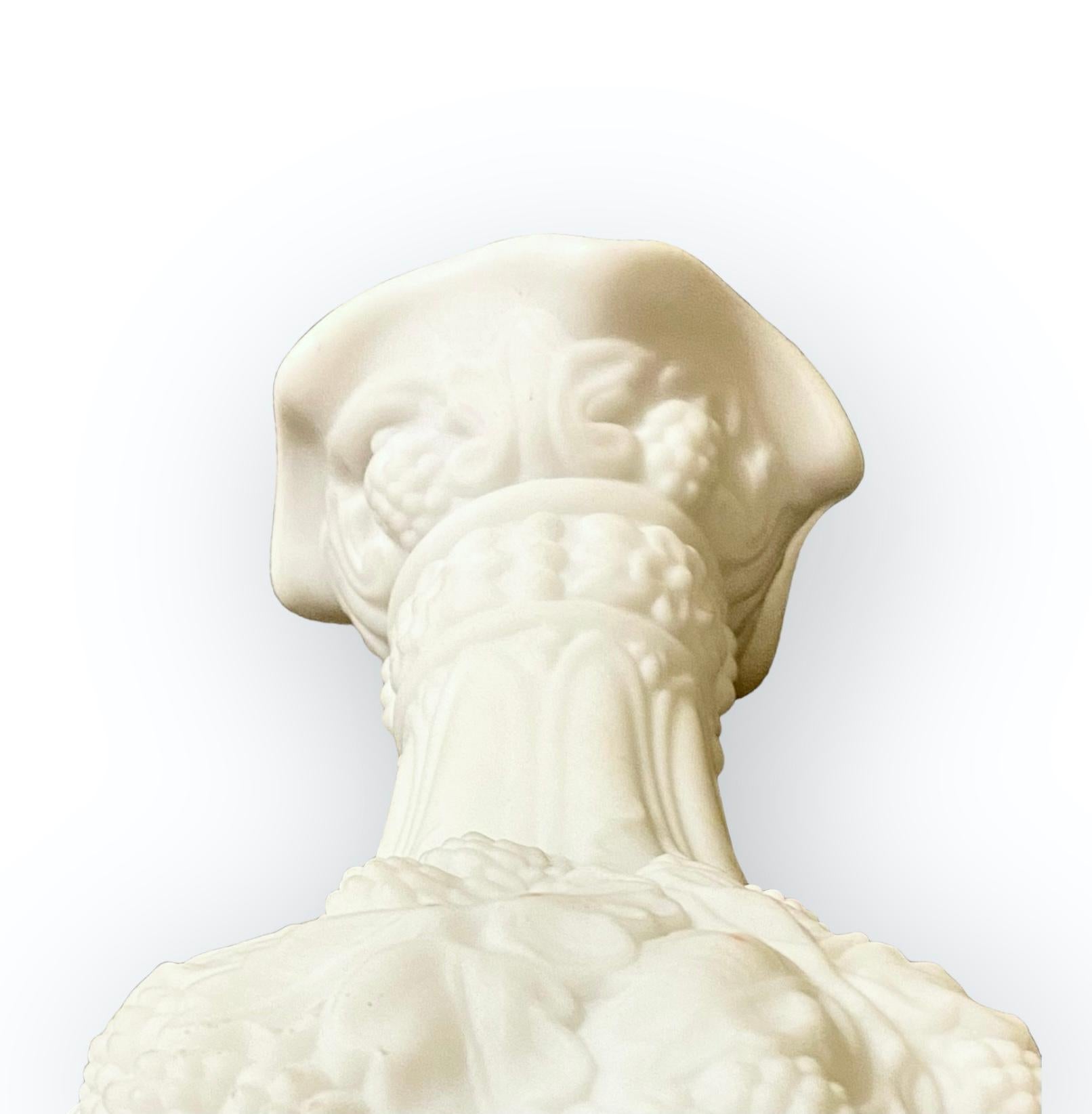 Vittoriano Neve Vaso antico del XIX secolo in ceramica parigina bianca con bacche e foglie in vendita