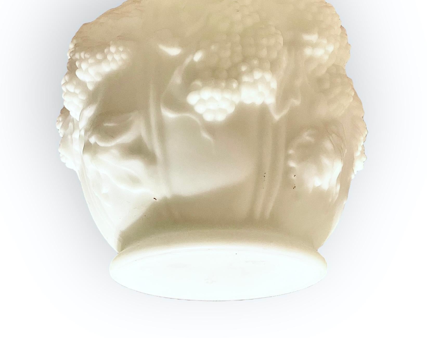 Cotto in fornace Neve Vaso antico del XIX secolo in ceramica parigina bianca con bacche e foglie in vendita