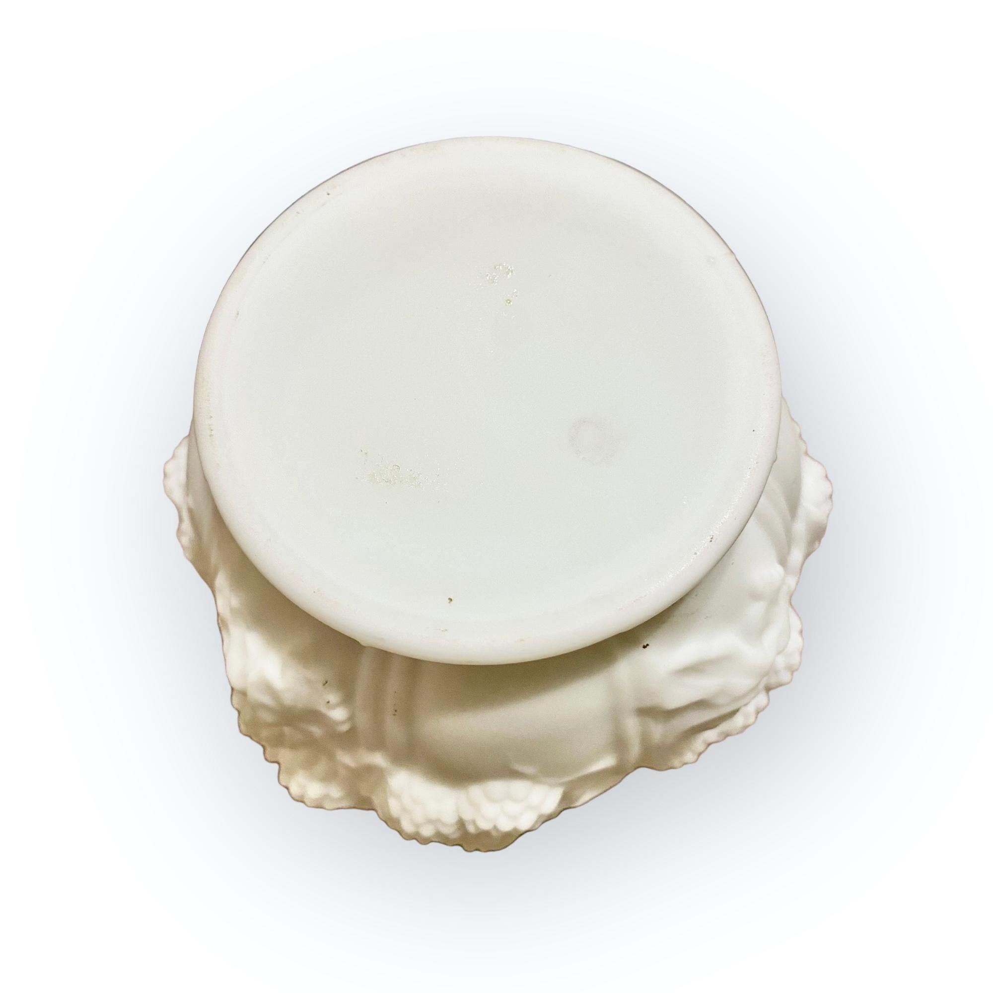 Neve Vaso antico del XIX secolo in ceramica parigina bianca con bacche e foglie In condizioni buone in vendita a New Orleans, LA