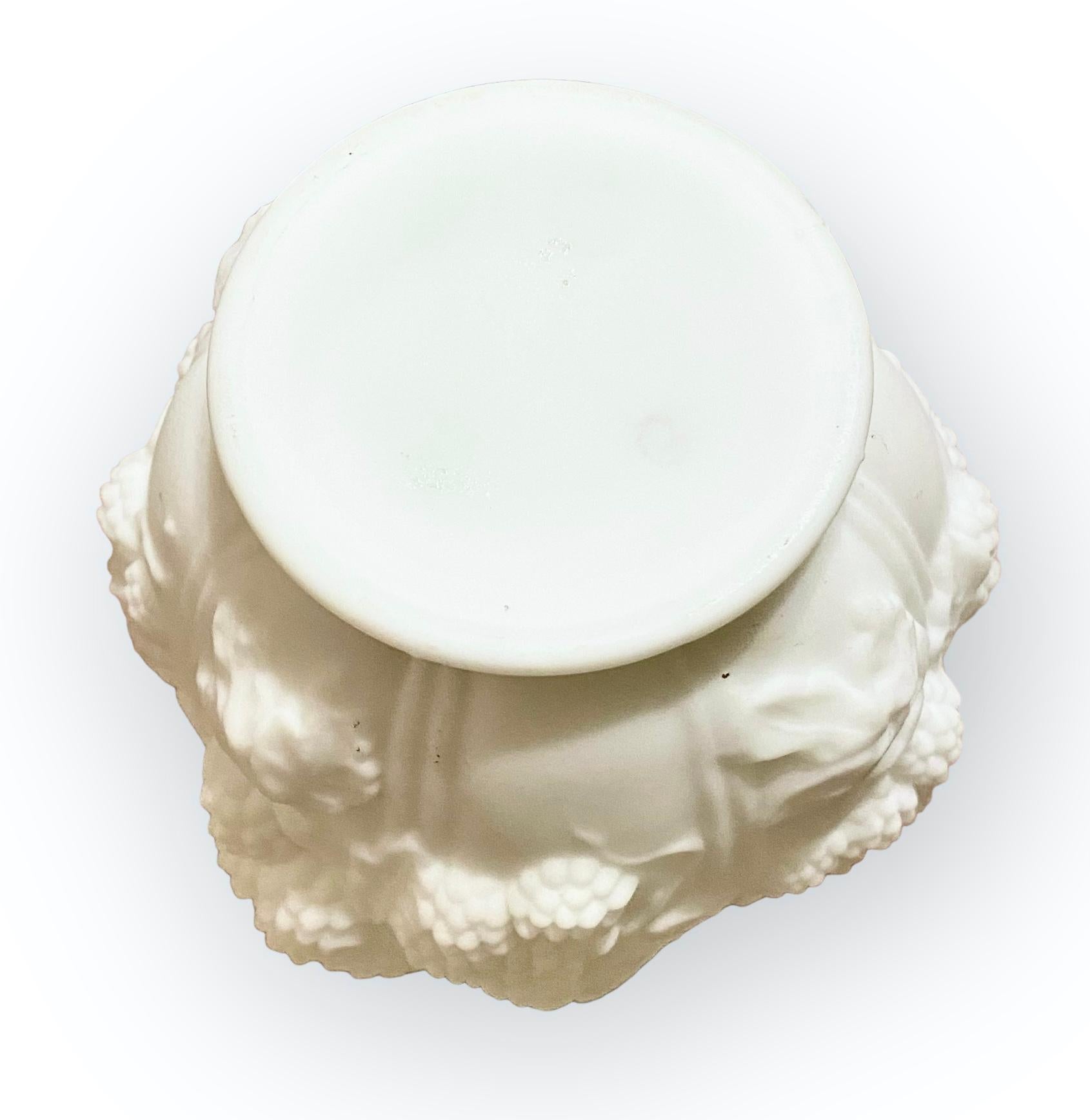 Fine XIX secolo Neve Vaso antico del XIX secolo in ceramica parigina bianca con bacche e foglie in vendita