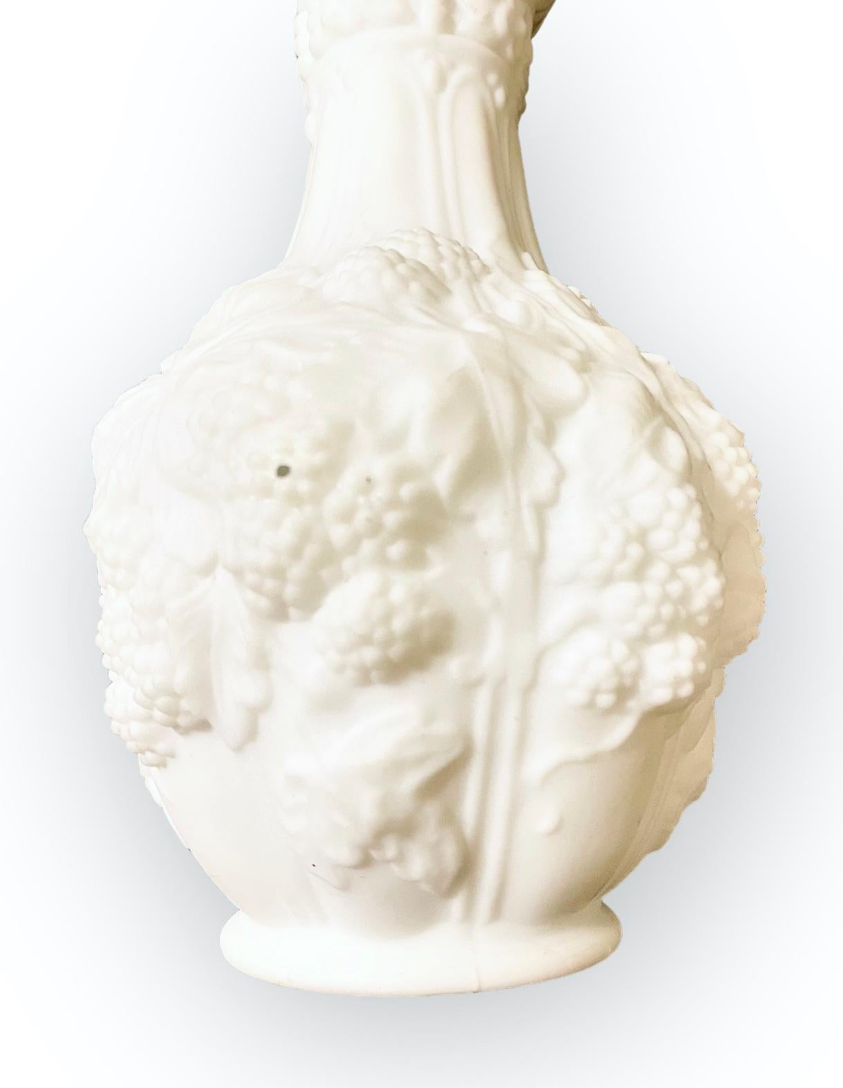 Porcellana Neve Vaso antico del XIX secolo in ceramica parigina bianca con bacche e foglie in vendita