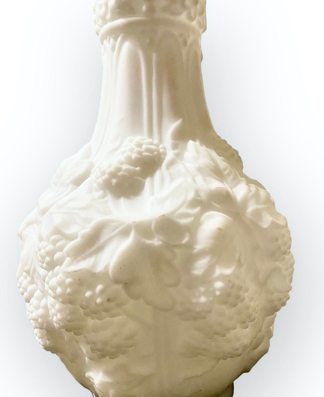 Neve Vaso antico del XIX secolo in ceramica parigina bianca con bacche e foglie in vendita 1