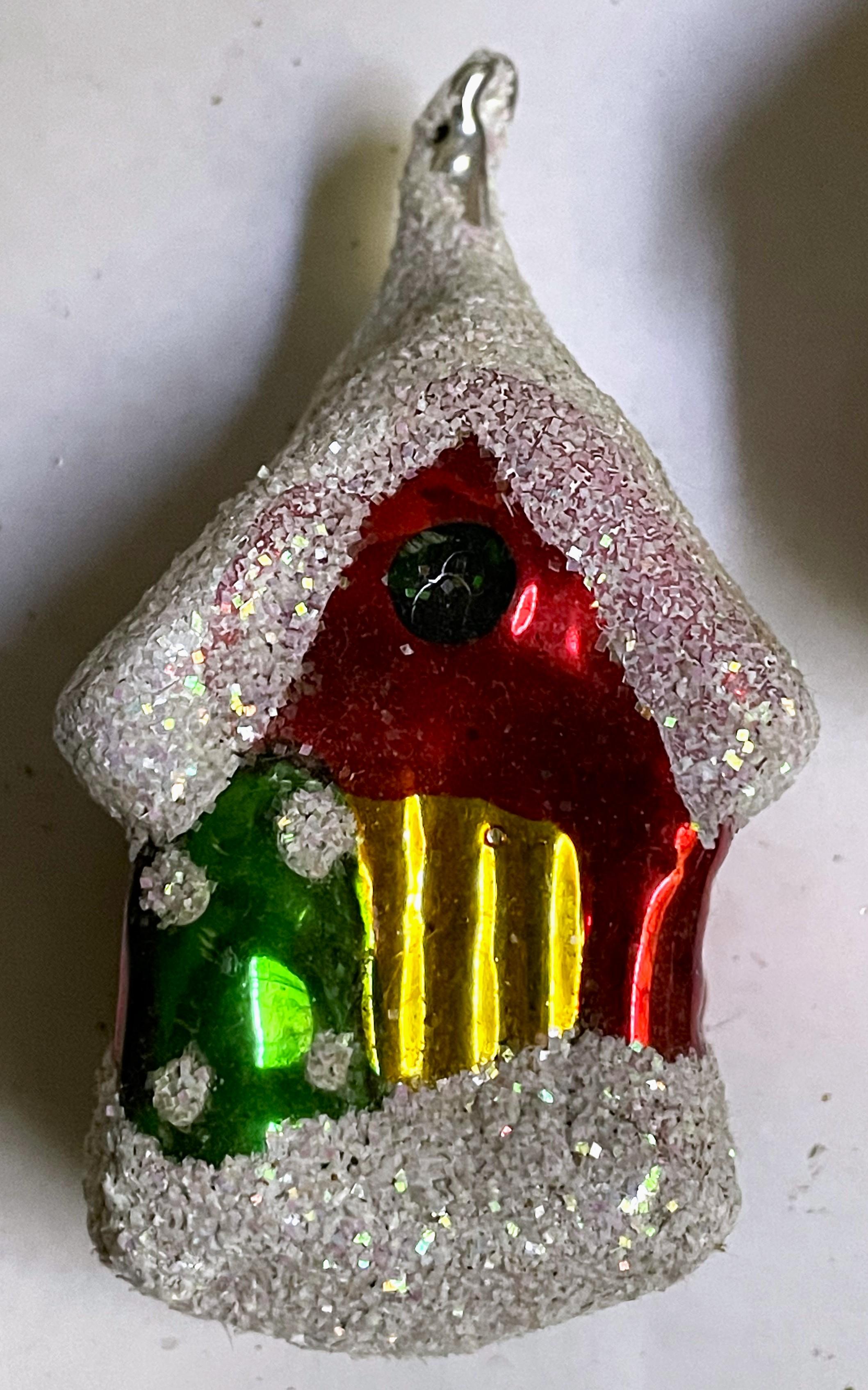 Dies ist ein entzückendes Set von drei mundgeblasenen Glas Hütte oder Haus Weihnachtsbaumschmuck mit Spaß Schnee aus glänzendem Glitter auf den Dächern und Boden und einem geschmückten Baum vor jedem Haus. Es ist absichtlich Schnee Verlust auf den