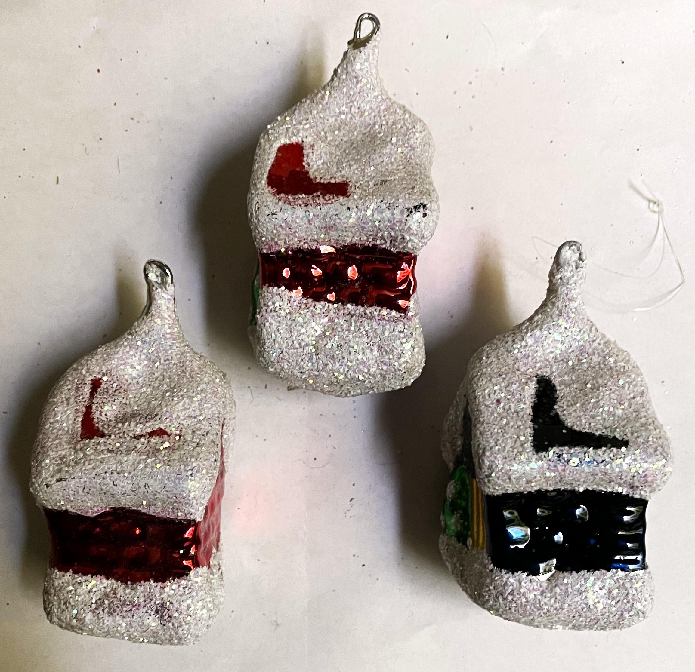 Schneehütte/Haus aus geblasenem Glas, Weihnachtsbaum-Dekoration, Schneedecke, Dekoration, 3er-Set im Zustand „Gut“ im Angebot in Clifton Forge, VA