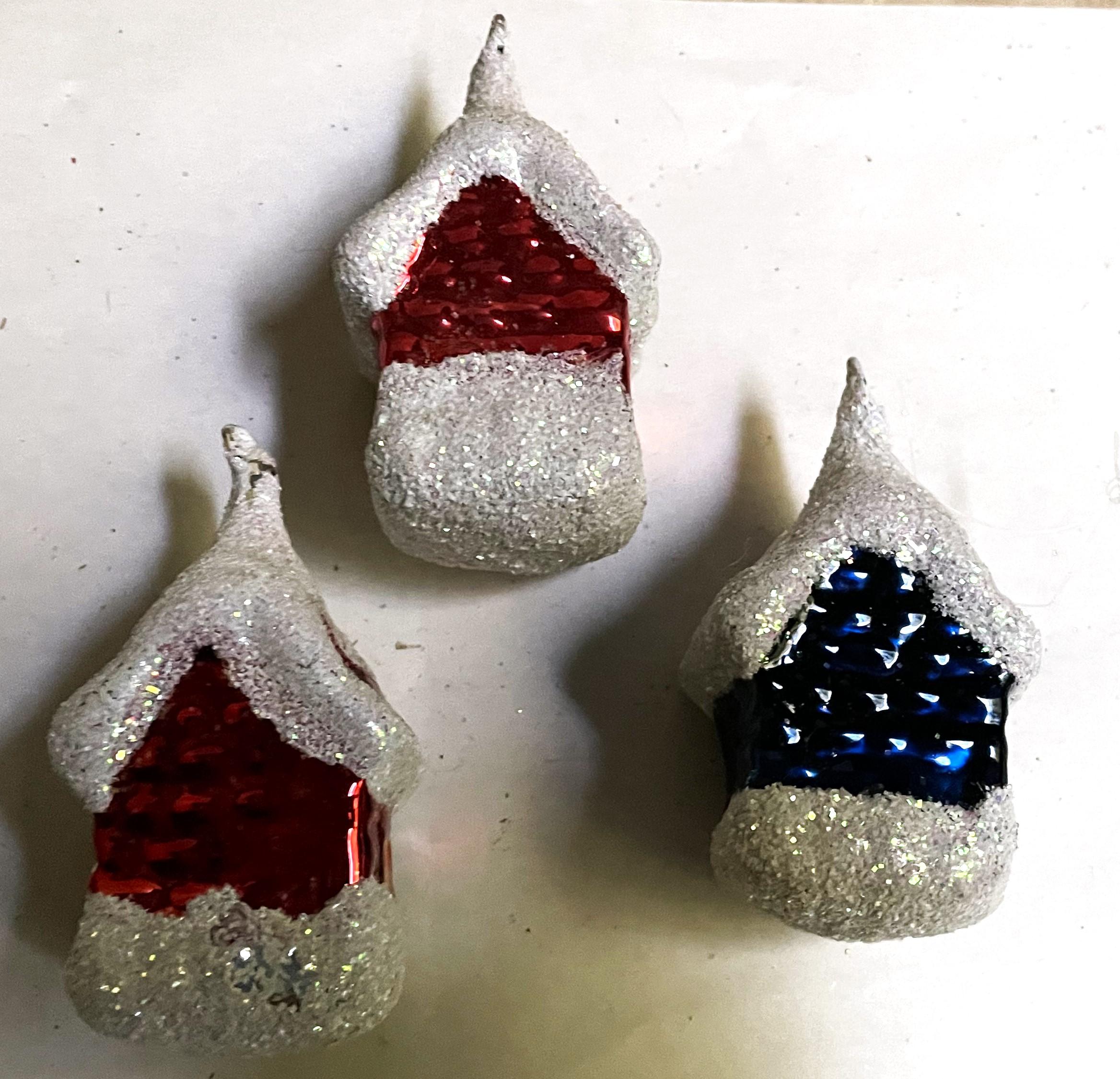 Schneehütte/Haus aus geblasenem Glas, Weihnachtsbaum-Dekoration, Schneedecke, Dekoration, 3er-Set (20. Jahrhundert) im Angebot