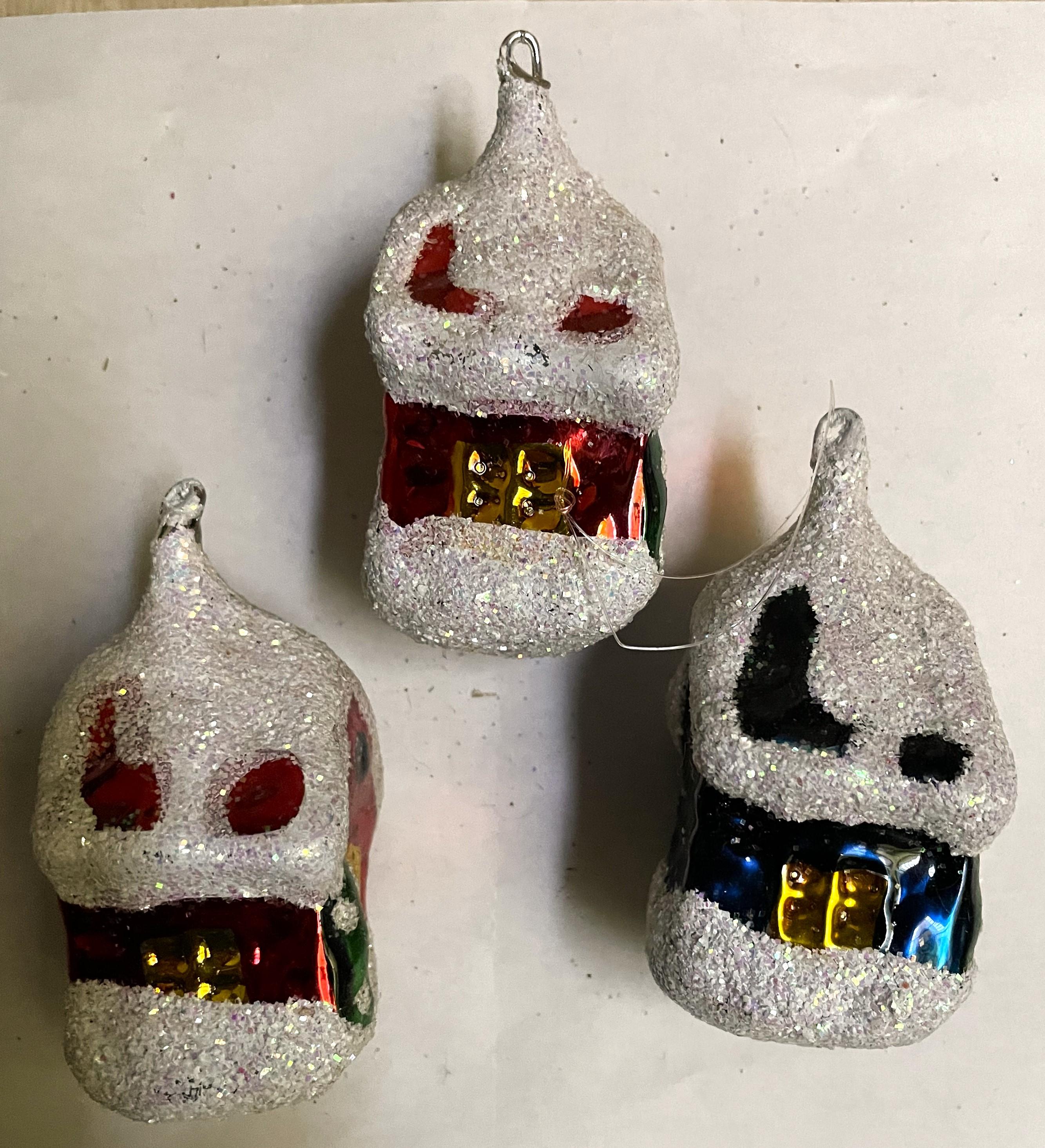 Schneehütte/Haus aus geblasenem Glas, Weihnachtsbaum-Dekoration, Schneedecke, Dekoration, 3er-Set (Geblasenes Glas) im Angebot