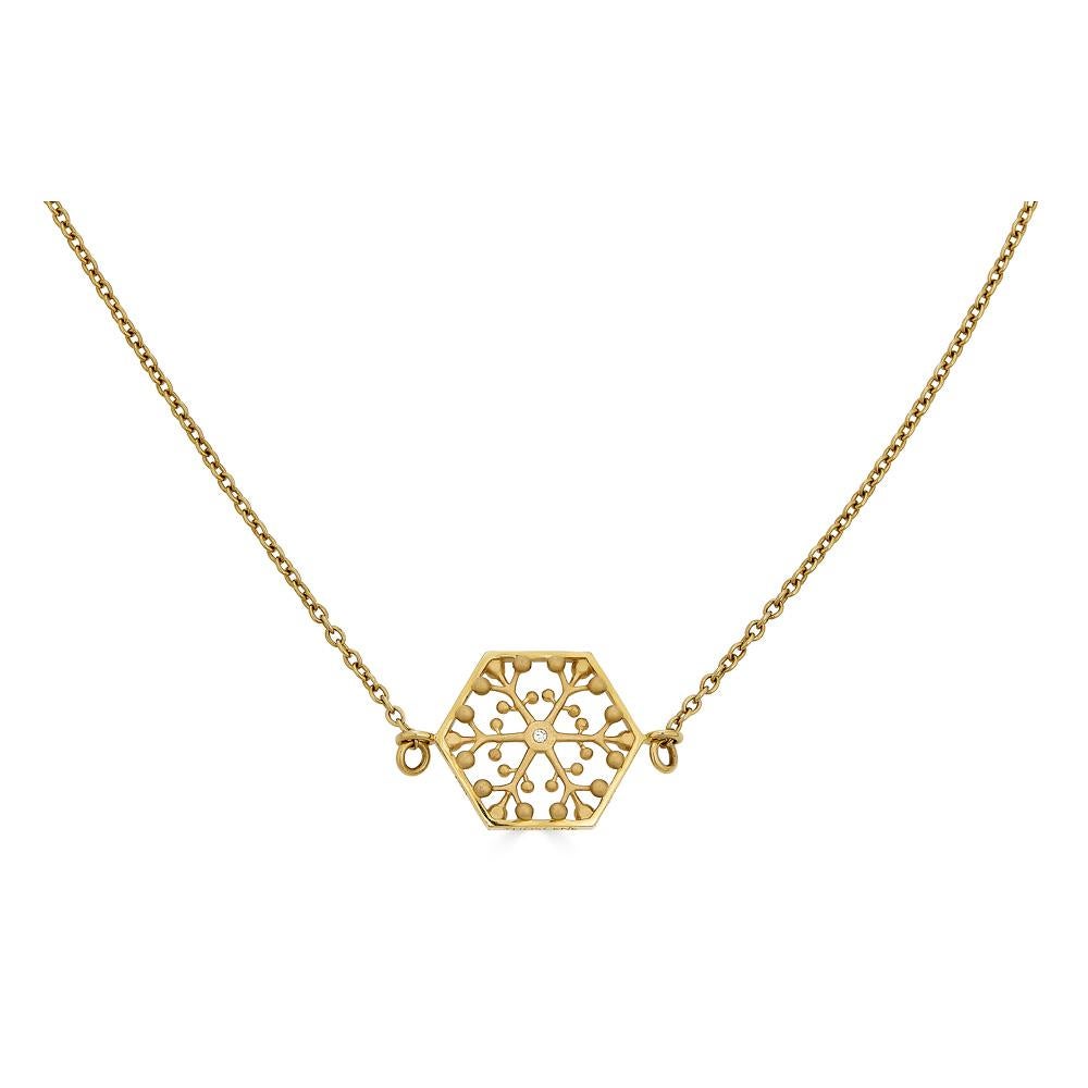 Diese elegante Schneekristall-Halskette aus 18-karätigem Gold ist eine Verschmelzung von zarter Schönheit und innerer Stärke. Diese Halskette ist von fraktalen Formen inspiriert. Die fraktale Form des Tannenzapfens ist der Kern der Inspiration für