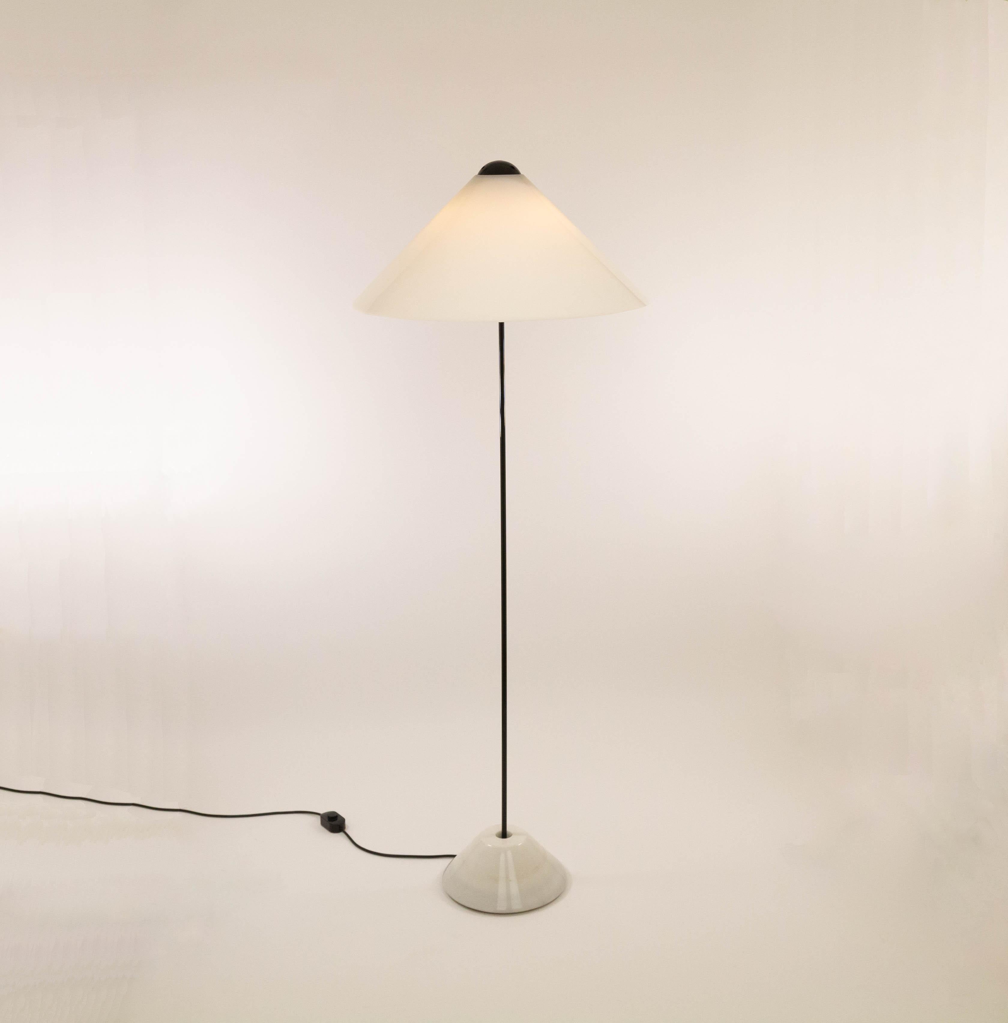 Snow 301/C floor lamp designed by Vico Magistretti and manufactured by O-luce in 1973.

This floor lamp is part of the Snow series, consisting of a pendant, table lamp and this floor lamp. According to Archivio Vico Magistretti: 