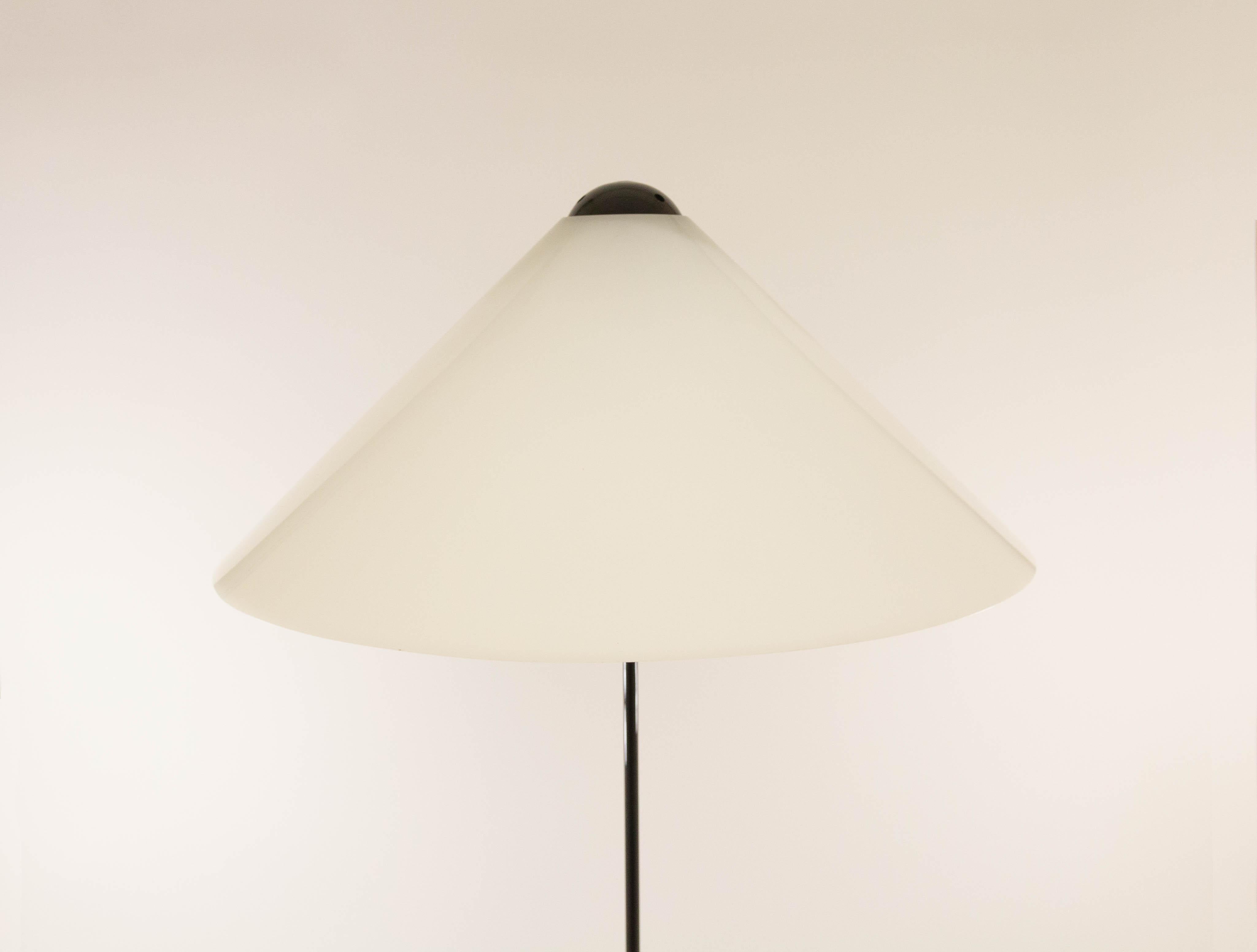 Lacquered Snow Floor Lamp by Vico Magistretti for O-Luce, 1970s For Sale