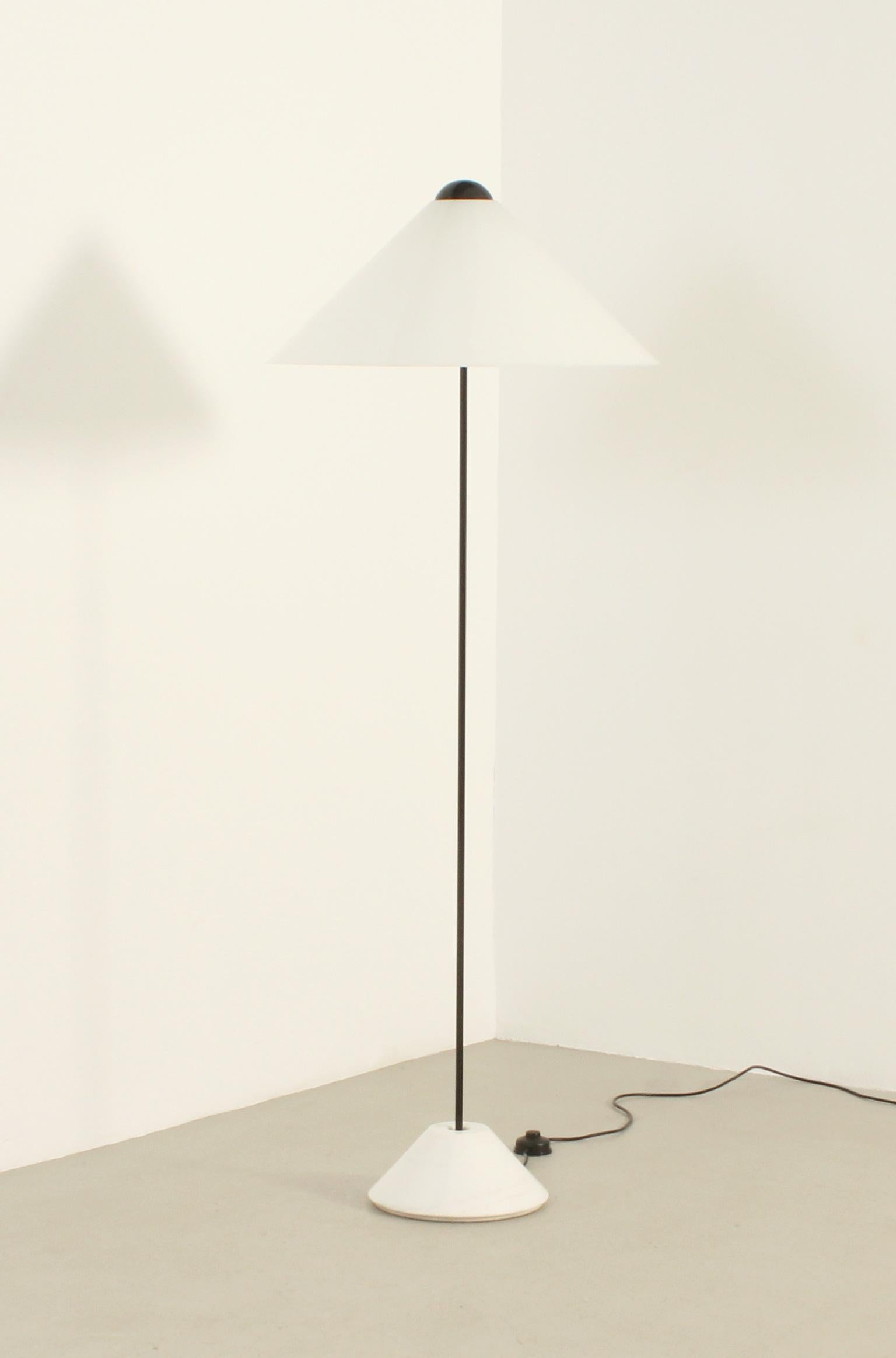 Floor lamp model Snow designed in 1973 by Vico Magistretti for Oluce, Italy. Black metal stem with Carrara marble base and white acrylic shade. Early edition with the conical marble base.