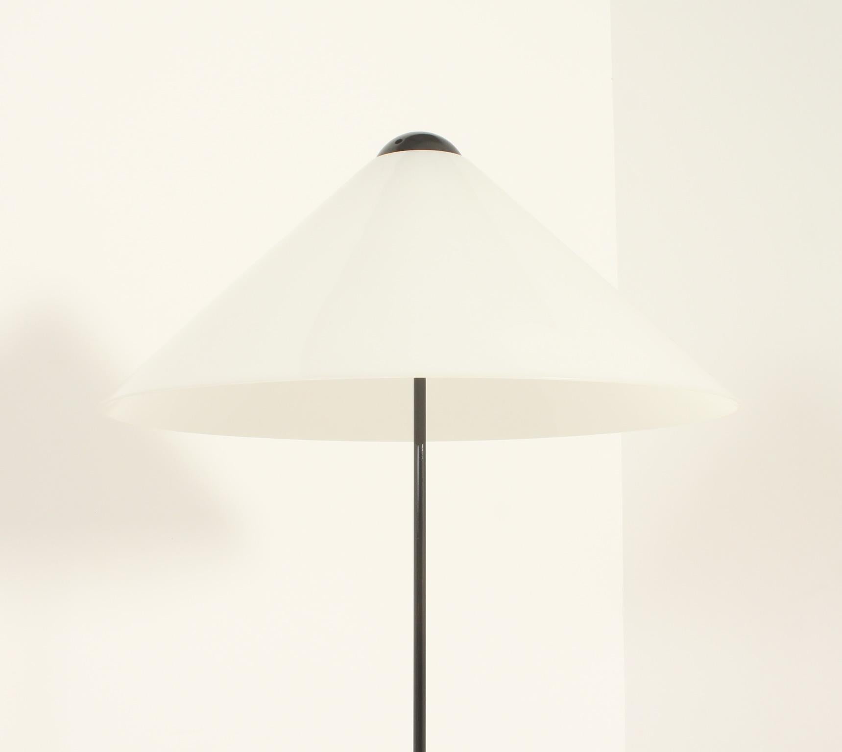 Snow Floor Lamp by Vico Magistretti for Oluce, Italy, 1973 In Good Condition For Sale In Barcelona, ES