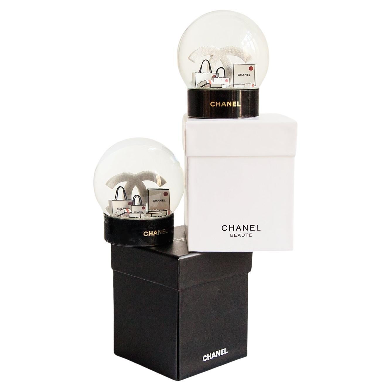 Boule à neige noire et blanche Chanel numéro 5