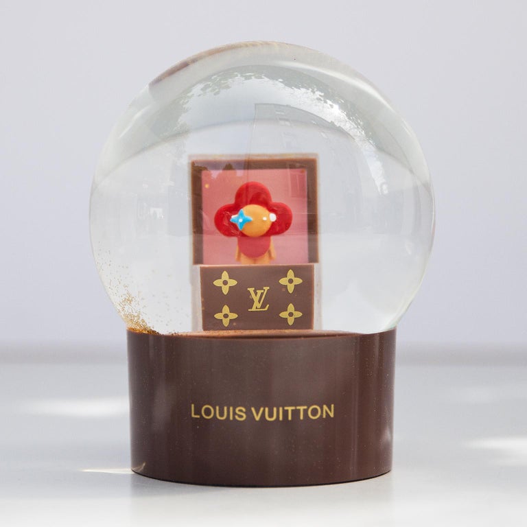 LOUIS VUITTON Snow globe decorated with open trunk and…