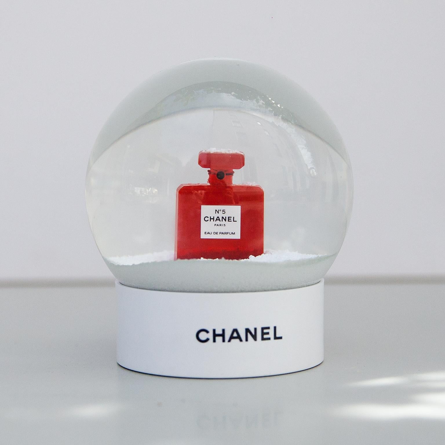 Seltene limitierte Auflage einer Chanel Schneekugel, die nur für VIP-Kunden in ausgezeichnetem Zustand und mit der Originalschachtel sind.
Es zeigt den ikonischen Flakon des Chanel-Parfüms Nr. 5, ein dekoratives Muss für Chanel-Liebhaber.
