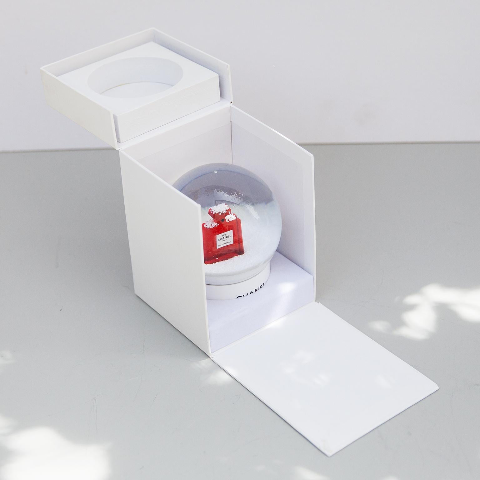 Hollywood Regency Snow Globe Rosso Chanel Numero 5 in vendita