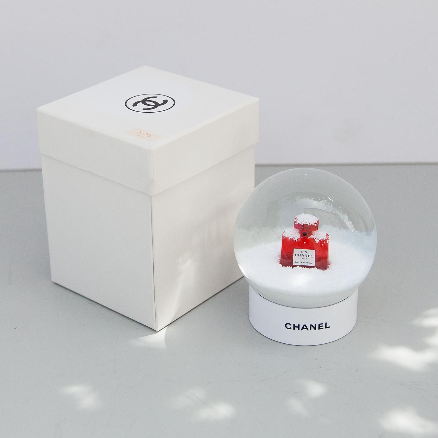 Snow Globe Red Chanel Number 5 In Excellent Condition For Sale In Munich, DE