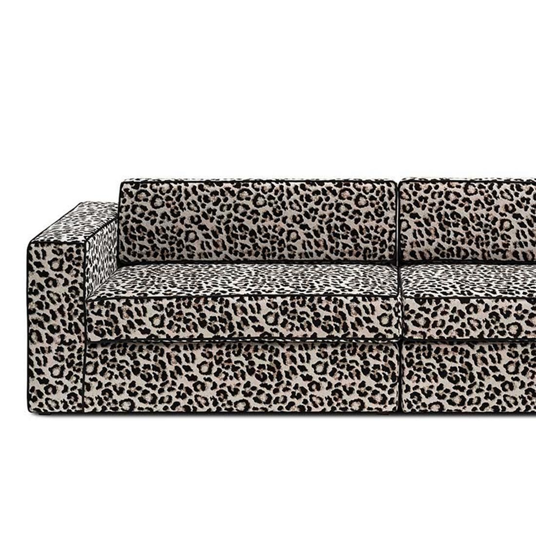Sofa snow leopard 3-seat with wooden
structure. Upholstered and covered
with smooth velvet leopard fabric.
Also available with natural leopard velvet fabric.