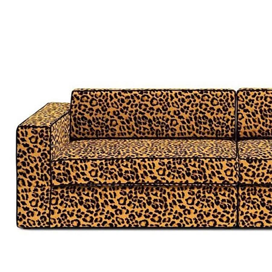 Sofa leopard 3-seater with wooden
structure. Upholstered and covered
with smooth velvet leopard fabric.