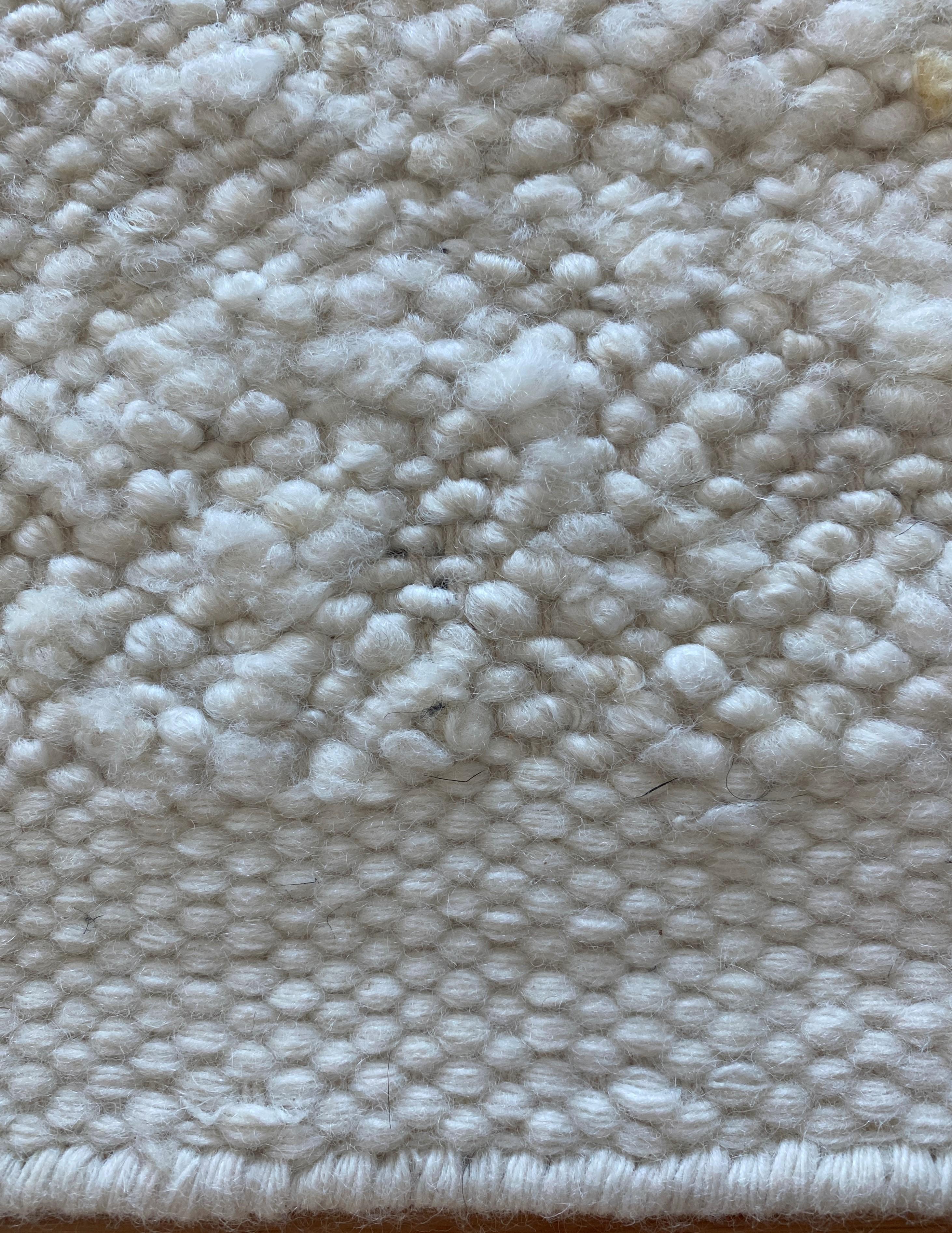 Hand-Crafted Snow Rug - Wool Off White Cream Plain Carpet with structure hand woven For Sale