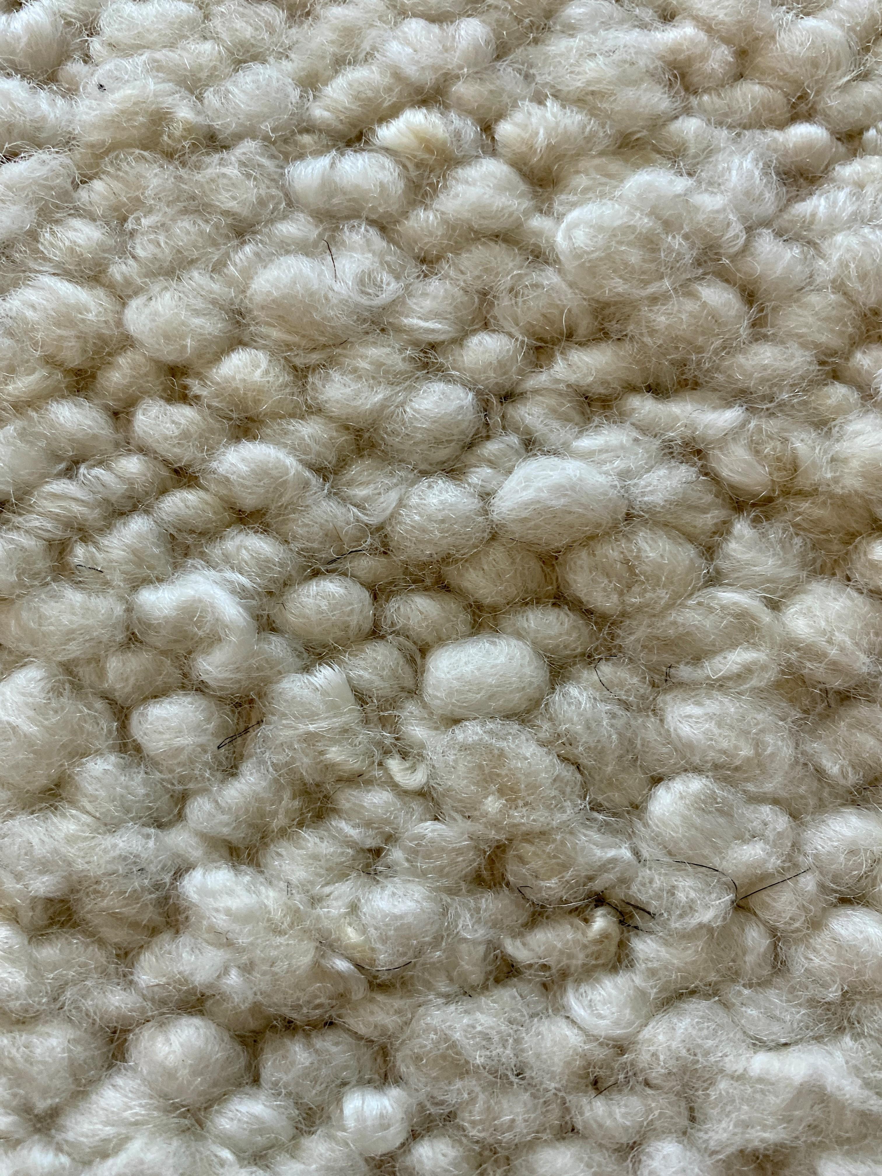 Snow Rug - Wool Off White Cream Plain Carpet with structure hand woven In New Condition For Sale In Dubai, Dubai